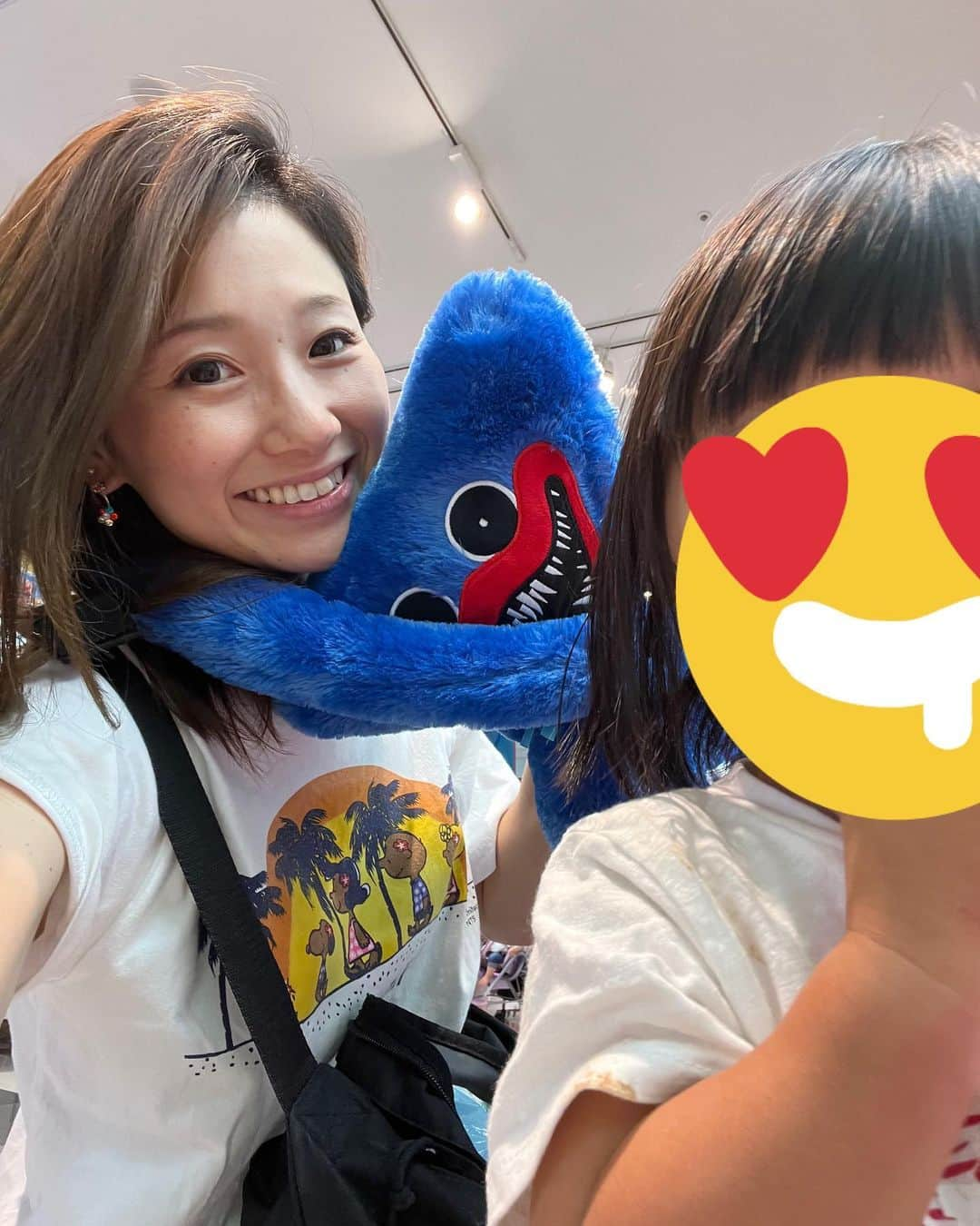 中里さや香のインスタグラム：「娘👧が好きなハギーワギーをゲーセンで取った！👍 2000円も使っちゃったよ笑  このハギーワギー、娘より身長あるからこわーい笑  被り物のハギーワギーは、パパが4000円くらい？かけて取ってました笑🤣  このポピープレイタイムていうゲーム、皆さんした事ありますか？😆  #ハギーワギー#ポピープレイタイム#人形#haggywaggy #ゲーセンでget #ufoキャッチャー #課金する母」