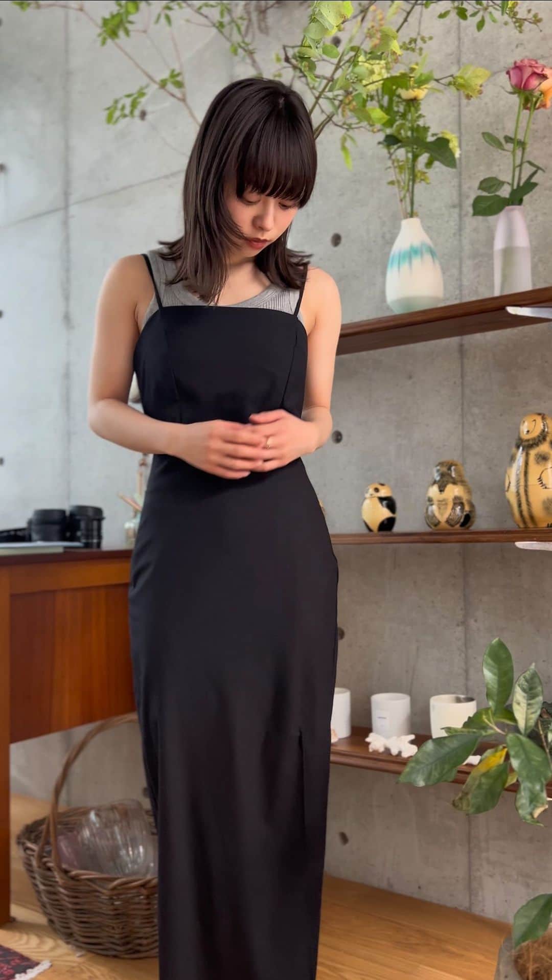 伊藤寧々のインスタグラム：「ㅤㅤㅤㅤㅤㅤㅤㅤㅤㅤㅤㅤㅤ ちょっと良いディナーとか食べたいなあっていう感じで🍚🍴 ㅤㅤㅤㅤㅤㅤㅤㅤㅤㅤㅤㅤㅤZARAのワンピースで体のラインをあえて見せることでスタイルアップなコーデ✨😊 sizeはXS。 タイトなラインが少し見えることで低身長さんもスタイル良く見せられる気がします。 ㅤㅤㅤㅤㅤㅤㅤㅤㅤㅤㅤㅤㅤ 羽織にふわっと大きめのサイズ感のブラウスで程よい肌見せに😌✨ ㅤㅤㅤㅤㅤㅤㅤㅤㅤㅤㅤㅤㅤ バランスを考えるのは楽しいね😊✨  ㅤㅤㅤㅤㅤㅤㅤㅤㅤㅤㅤㅤㅤ #寧々私服 #149cmコーデ #149cm #小柄コーデ #under150cm #u150コーデ #ZARA #vintage」
