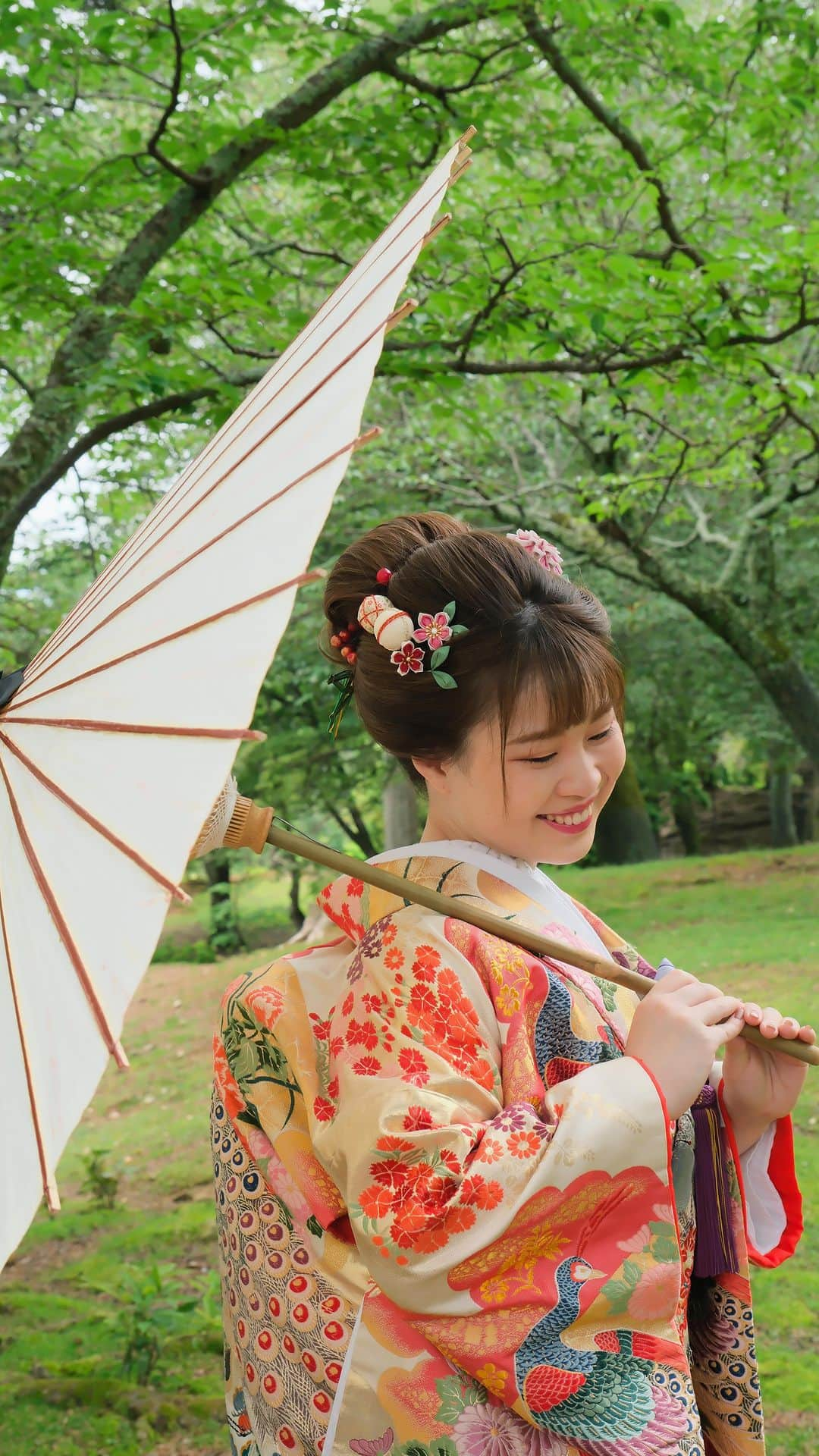 髪型ヘアスタイル・ウエディング、七五三、お宮参りのキキフォトのインスタグラム：「奈良公園で前撮り  茨城県つくば市から来てくれた二人の奈良公園での前撮りでした。  遠方からなので天気が心配でしたが蒸し暑いものの雨の心配は無し。  でも汗だくになったので新婦さんは今日は缶ビール５００を４本は飲むそうです。  素晴らしい！  photo by @kikiphotoworks いけだ  ＿＿＿＿＿＿＿＿＿＿＿＿＿＿＿＿  空き状況など簡単なお問い合わせは LINEでお気軽に質問してくださいね 配信は年に１回くらいです✌🏻  LINEのID検索 uhk3050w ＿＿＿＿＿＿＿＿＿＿＿＿＿＿＿＿  この投稿がいいなと思ったら いいね・シェア 見返したいと思ったら 保存をよろしくお願いします😊  ＿＿＿＿＿＿＿＿＿＿＿＿＿＿＿＿  和装結婚式の写真撮影、衣装 着付け、ヘアメイクのセットで 日本全国に出張しています  詳しくはプロフィールに記載のURLよりご覧ください 👇🏻 @kikiphotoworks   ＿＿＿＿＿＿＿＿＿＿＿＿＿＿＿＿  写真は未来の宝物 フォロー&コメント 飛び上がって喜びます。  @kikiphotoworks  ＿＿＿＿＿＿＿＿＿＿＿＿＿＿＿＿  いろんなアカウントあります。  ドレス写真 Dress photo @kikiphotoworks_dress  子育てプライベート Private photo @kikiphotoworks_kazuki_ikeda  癒しのイラスト Funny illustration @kikiphotoworks_illustration  Kimono wedding photo in Nara Japan. When pandemic is over, please come to Nara. Until then, please enjoy the scenery of Nara on Instagram.  I take wedding photos based in Nara, but I’m also on a business trip to Kyoto, Osaka, and nationwide.   If you have any questions or want to ask, please do not hesitate to comment as they will be helpful for others. ＿＿＿＿＿＿＿＿＿＿＿＿＿＿＿  #婚約指輪探し #前撮り写真 #前撮りポーズ  #少人数婚 #少人数ウェディング #kikiフォト #キキフォト #キキフォトワークス #kikiphotoworks #和装前撮りアイテム #和装フォトウェディング #和装ロケーションフォト #婚約者 #婚約祝い #婚約指輪 #前撮りアイデア #フォトウエディング大阪 #フォトウエディング京都 #和婚式 #神前式挙式 #和装花嫁 #和装婚 #和装結婚式 #和装髪飾り #奈良公園の鹿 #奈良公園🦌 #narajapan」