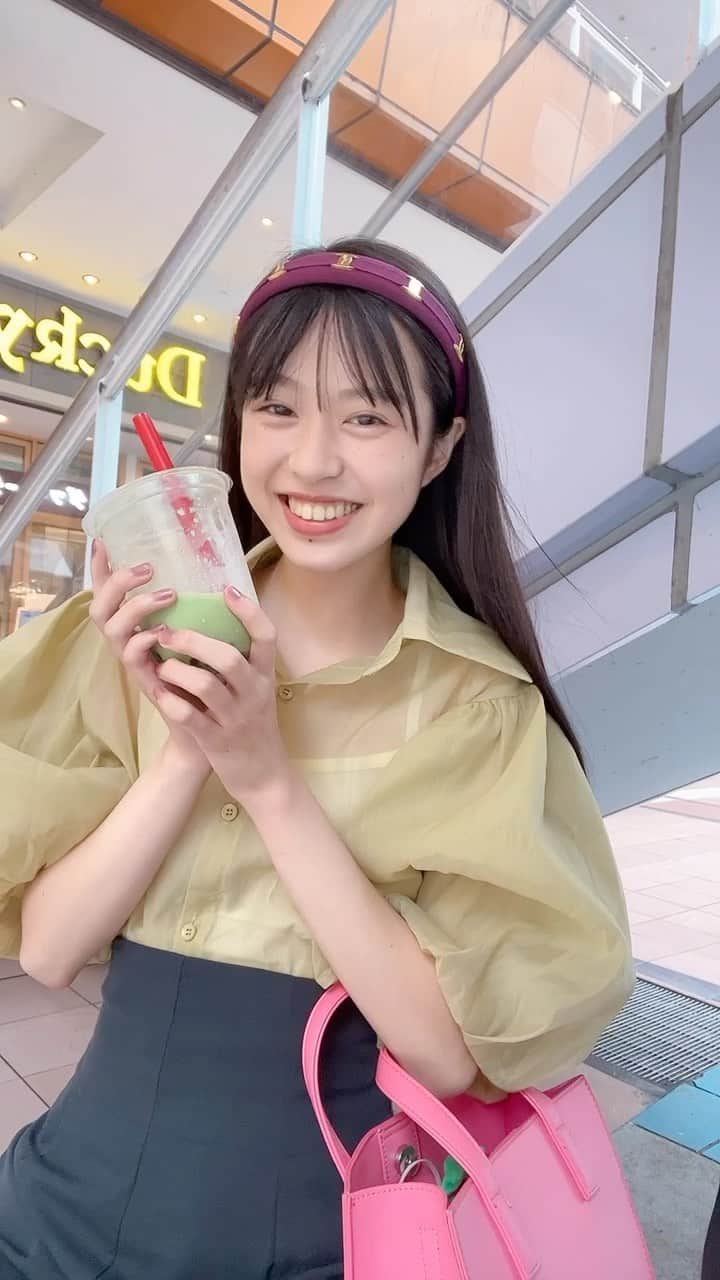 のインスタグラム：「抹茶〜🍵💓  ずーっと飲みたい！と思っていた抹茶タピオカ🧋✨️  服とお揃いの緑色〜💚🫶  #タピオカ#抹茶#greentea#mattya#美味しい#幸せ#笑顔#smile#カチューシャ#お気に入り#drink#Japan#JapaneseGirl#15歳#15yearsold#スターダストプロモーション#スターダスト#JK#FJK#女子高生#武上陽奈」