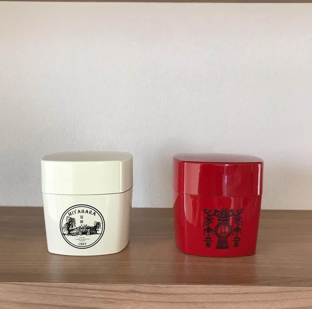中神円さんのインスタグラム写真 - (中神円Instagram)「🇹🇼台中 宮原眼科  台湾留学後の周遊の際に、記念として買った茶筒。ラッピングが綺麗だったのでなかなか開封できませんでしたがようやく飾りました。 中には台湾阿波踊りの際にいただいた茶葉を入れました。  #宮原眼科 #台中 #台灣美食 #台灣茶」6月11日 20時24分 - 1yen2yen3yen