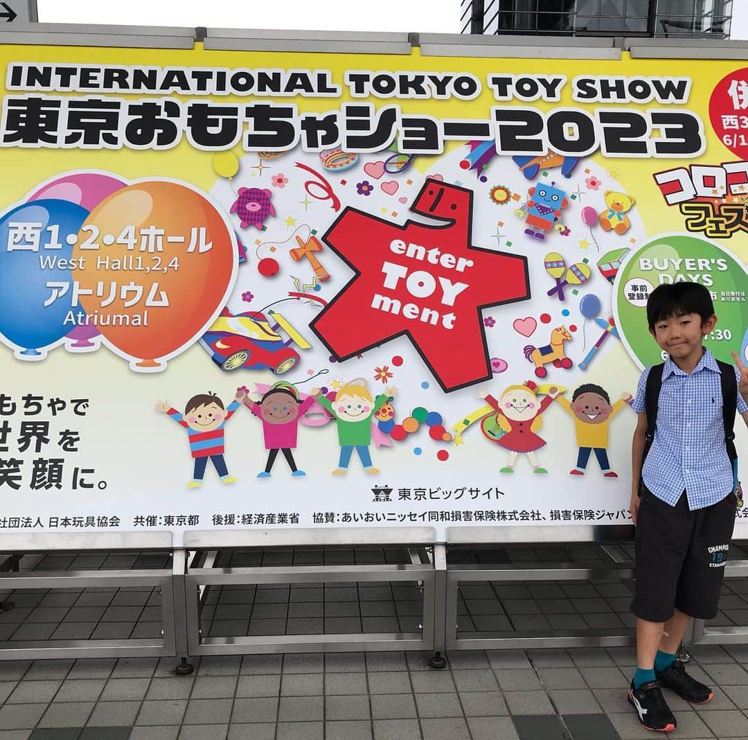 葵さんのインスタグラム写真 - (葵Instagram)「東京ビックサイトでおこなわれました おもちゃショーに行ってきました️🎶  数々のおもちゃブースがあるなか、ひときわ 目立ったのが、ナノブロックのブースです。 @nanoblock_official   ナノブロックとは、2008年に日本で生まれた超ミニサイズブロックです。 最小部品は４×４×５ｍｍの極小サイズ！ 小さいパーツですが、手のひらに乗るサイズの動物から巨大な船や古城まで、すべてブロックで再現できるのが最大の特徴です。  今回のブースでは宇宙ブースがありました！！ 【ナノ宇宙を作ろう】  宇宙飛行士さん監修のロケット発射台や、 総合光学機器監修の天体望遠鏡など 本物ソックリ、忠実に再現できてて 素敵な作品が飾られていました。  大きい宇宙飛行士ブロックと息子は写真がとれて 大満足でした(^^) 息子は小さな部品で地道に作業して作るのが好きなので、 完成した作品を見てすごいなーと言ってました🎶 さっそく家で作りたいとのことです☺️  #ナノブロック #nanoblock#ナノ宇宙を作ろう #PR#おもちゃショー」6月11日 20時24分 - dolphin_coconut