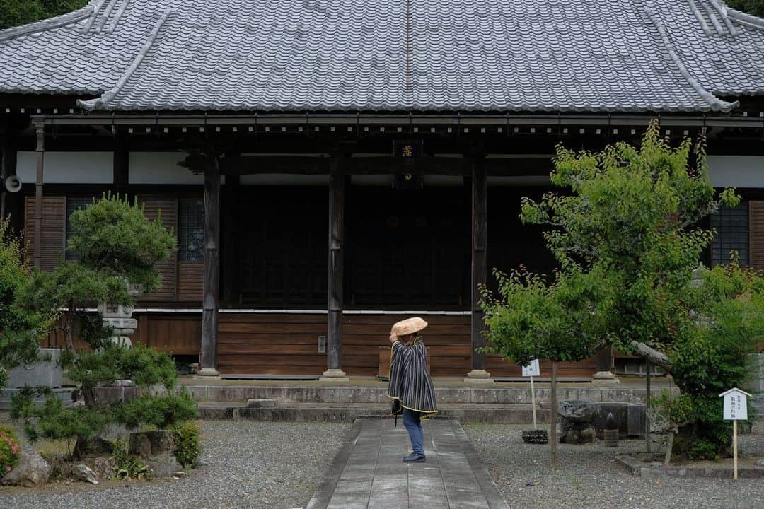 あや ◡̈*❤︎ayaのインスタグラム：「. . 〜“番場の忠太郎”と巡る蓮華寺〜  聖徳太子によって建立されたと伝えられた滋賀県米原市 中山道 宿・番場にある「蓮華寺」で  “番場の忠太郎”（←って、だぁれ⁈... 長谷川伸の名作「瞼の母」の主人公だそう！ご存知ですかー）の故郷でもあるこちらのお寺で  🎤「歌合戦」があります！ （会場は蓮華寺研修道場 ⑩枚目）  日時 :2023年7月23日(日) 　　　　13時30分〜 申込先 : mine-izu@mx.bw.dream.jp 〆締切 : 先着 25名  7月10日まで 後援 : 米原市、 （一社）びわ湖の素DMOほか *…*…*…*…*…*…*…*…*…*…*  もし枠余ったら、わたしが歌っても いいんでしょうか...（オンチやけど😁） もしくは、まりちゃんに歌ってもらおう🎤  実は！というか、新緑も紅葉も綺麗でミツバツツジも咲くんです✨ 伺った際には さつき（たぶん）が綺麗に咲いてました🌺お参り勿論なんですが、観光にも撮影にも穴場です🤲  ┈┈┈┈┈┈┈┈┈ 浄土宗本山 蓮華寺  滋賀県米原市番場511  🚗名神高速米原ＩＣより車で約5分 駐車場有り ┈┈┈┈┈┈┈┈┈  ※②③④枚目は通常撮影禁止ですが、是非知っていただきたく今回は関係者立ち会いの元のプロモーション用の撮影となります。ご容赦くださいませ  ✍️ 阿弥陀如来と釈迦如来の二尊を本尊とされてます  @maibara_city  #浄土宗 #本山 #鎌倉幕府の終焉の地 #北条仲時 #鎌倉幕府 #勅使門 #菊の紋 #滋賀県 #米原市 #中山道 #蓮華寺 （って滋賀にもある！）  #番場忠太郎地蔵尊 #歴代天皇の信仰厚い」