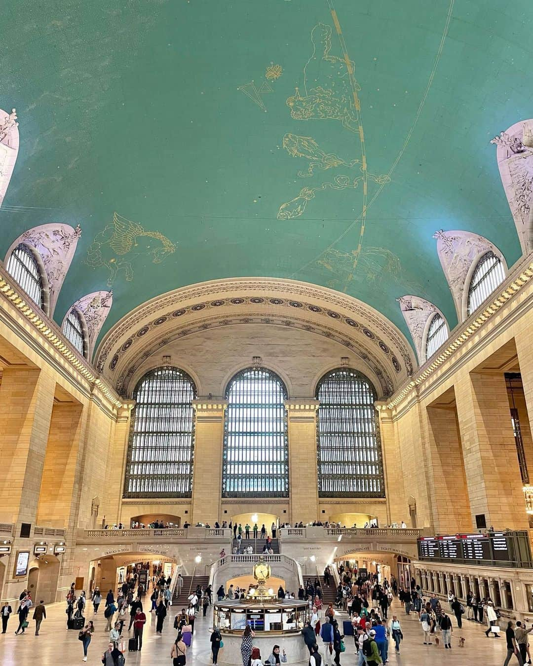 曲渕伊代さんのインスタグラム写真 - (曲渕伊代Instagram)「Empire State Buildingの夜景が好きすぎる💜 🚉#grandcentralterminal  🪩#timessquare」6月11日 20時31分 - iyo_m2f