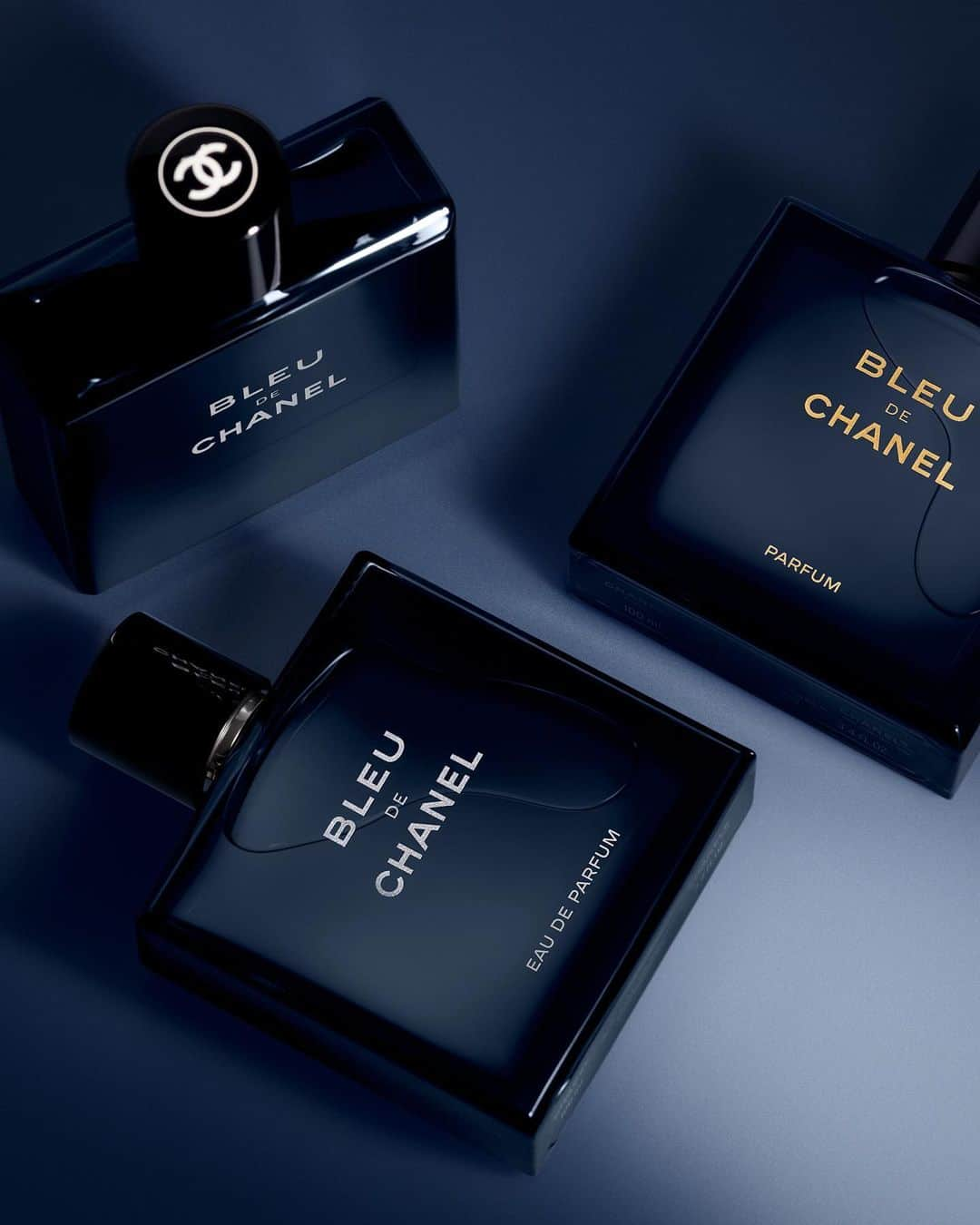 シャネルさんのインスタグラム写真 - (シャネルInstagram)「Discover the 3 interpretations of BLEU DE CHANEL.  Discover on chanel.com  #BleuDeCHANEL #CHANELFragrance」6月11日 20時33分 - chanelofficial