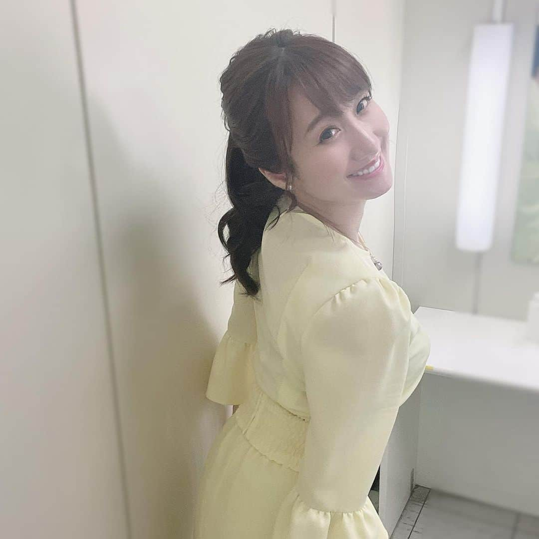 吉井明子さんのインスタグラム写真 - (吉井明子Instagram)「今日は北陸と東北南部・北部で梅雨入り🐌  写真は昨日の『週刊4Kふるさとニュース』のです😌花菖蒲にもこんな黄色があったなぁと思いつつ、レモネードカラーのセットアップ🍋にポニーテールで。この高さのポニテ好きだなぁ💛  #梅雨入り #気象予報士 #気象キャスター #weatherforecaster #기상캐스터　#氣象主播 #吉井明子 #bs4k #週刊4Kふるさとだより #nらじ #マイあさ #smile #微笑 #미소　#senyum #ポニーテール」6月11日 20時33分 - akiko_yoshii_sunny_rain