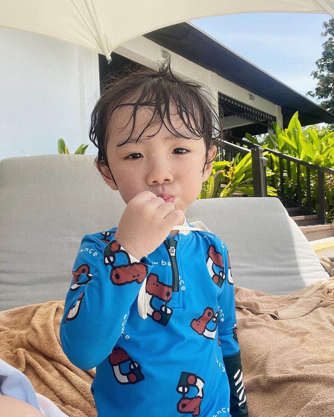 のインスタグラム：「행복한 세부 여행 1일차🏝️💙 우리아들 하루종일 쉬지않고 물놀이 했다는.. 크리스 고마워.. 내일 안오면 안되..ㅋㅋㅋㅋ 아덜 내일도 우리 즐겁게 많이많이 놀아보쟈 사랑햐」