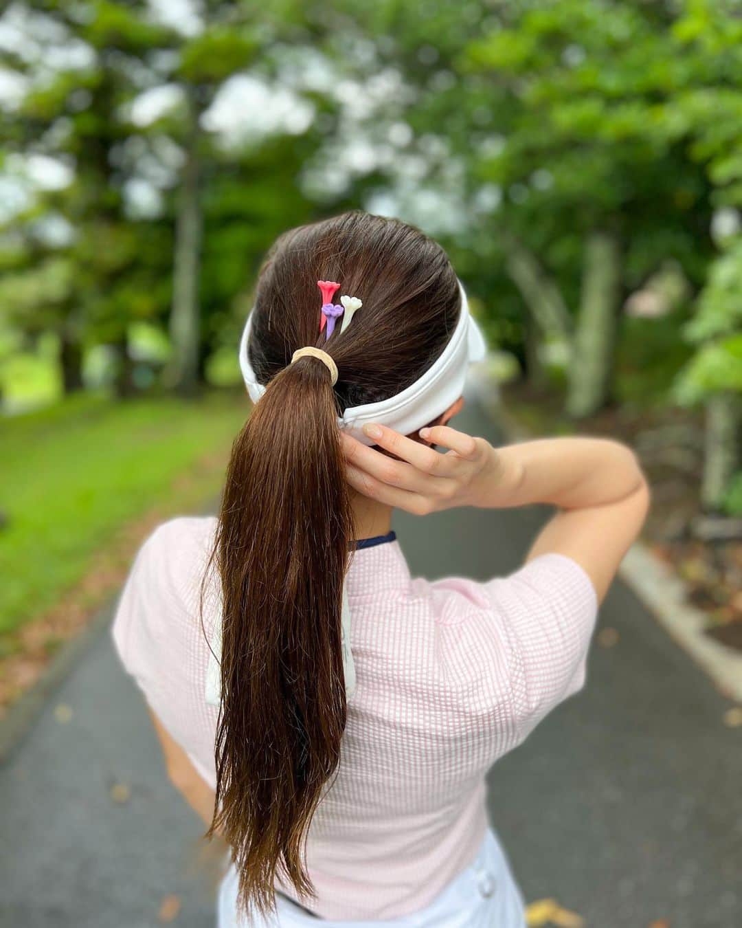 高沢奈苗さんのインスタグラム写真 - (高沢奈苗Instagram)「.  暑くなってきてポニーテール率が高くなってきた🐴🌸  朝早いと髪型可愛くできないから かんざしティーでちょっとでもかわいらしく🥰🩷  @shinshu_yoshino_denki   .  #かんざしティー #シンシナティ #ゴルフ #ゴルフ女子 #ティー #土に環る素材」6月11日 20時36分 - nanaetakasawa