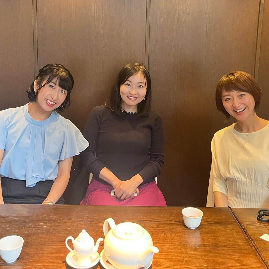 有働文子さんのインスタグラム写真 - (有働文子Instagram)「🍜🍜🍜  事務所の先輩アナウンサーと、東京駅で中華してきました🙏  草野アナ @akanechan39 駒井アナ @komai_ayumi  ありがとうございました😊  実は、みんな #東京アナウンスセミナー 出身🎙️  優しいお2人に癒されました☺️  たまに、アナウンサー同士って、仲悪いんでしょ？みたいに言われることが多いのですが、キャリア長ければ長いほど、皆さん.....めちゃくちゃ良い人で、努力家な人しかいない気がします。  久しぶりに、#JCOM本社 の丸の内トラストタワー👀！ 懐かしかったなぁ❤️  #アナウンサー #フリーアナウンサー #キャスター #オールウェーブアソシエツ  #悩み相談会w  #ありがとうございました #頑張ろう月間」6月11日 20時37分 - udou_fumiko