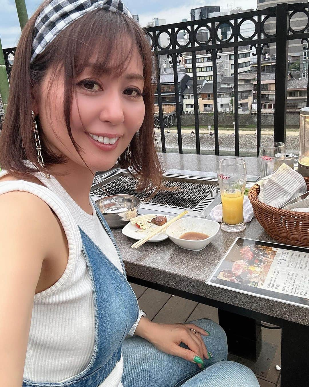 ikuのインスタグラム：「こんばんは🌛 おつかれさま  昨日の食べ終わってからの写真🤣🥩‪🔥 お肉はふつーだったけど外で食べると美味しく感じる笑 目の前の鴨川は間隔良くカップルが座ってた🩷笑 風もあって気持ちよかった〜❣️ 帰りに少しだけノーガホテルへ！🥃💕  #天壇 #天壇祇園本店   #外は気持ちいい#鴨川#京都 #京都グルメ#パイナップルジュース」