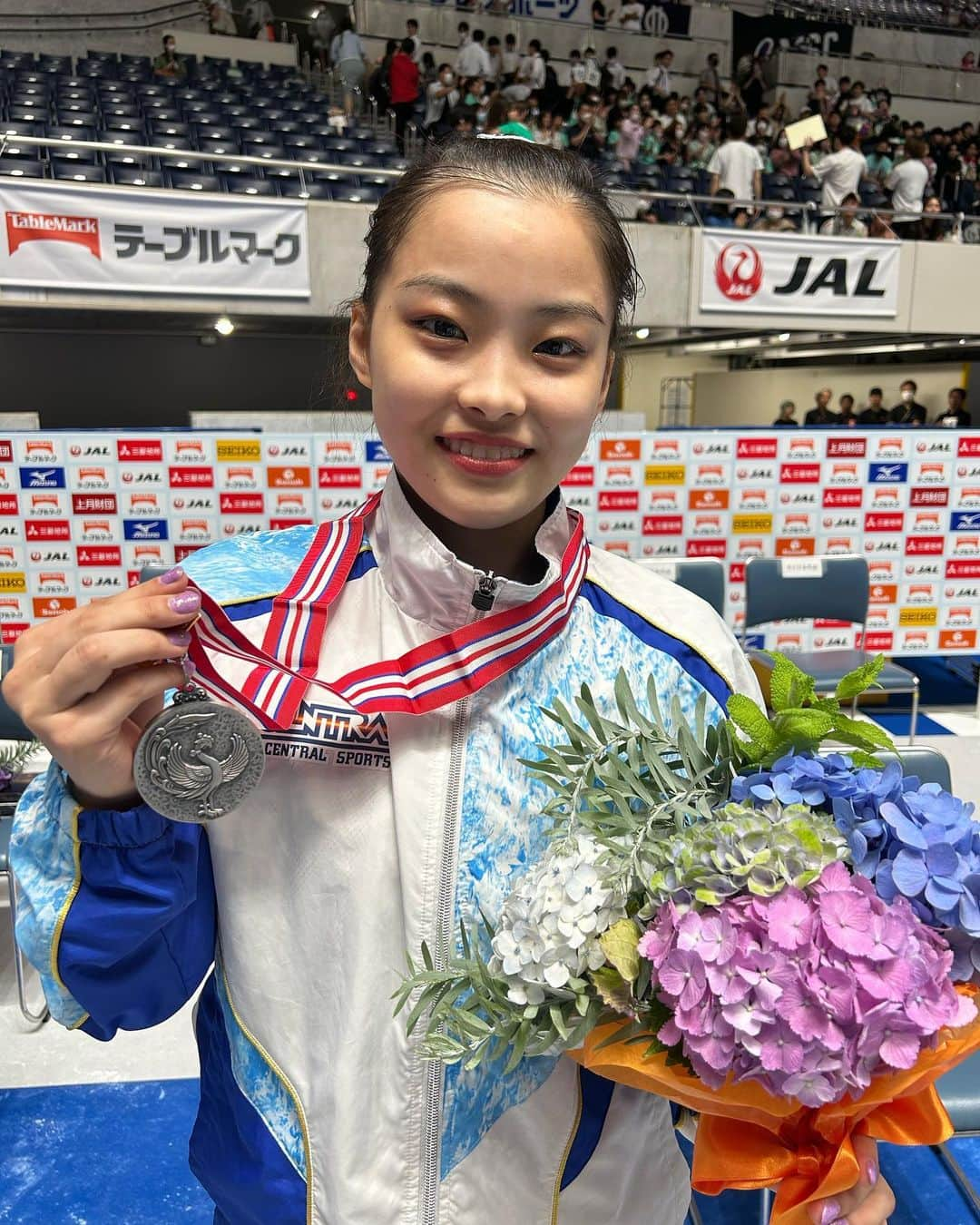 畠田姉妹（畠田瞳・畠田千愛）のインスタグラム：「全日本種目別選手権の全日程が終了しました！  ゆかで2位になることができました！ 応援ありがとうございました✨  次のユニバーシティゲームズに向けて頑張っていきたいと思います🔥  これからも応援よろしくお願いします📣✨   #体操   #全日本種目別選手権   #女子体操   #セントラルスポーツ」