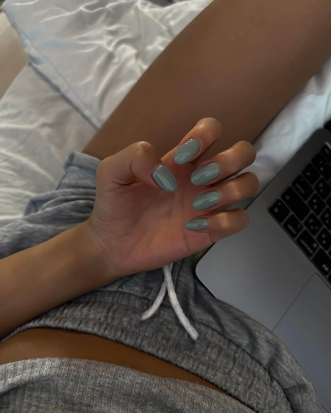 UESUGIRINAのインスタグラム：「Nail.☁  たまたまペンと同じ色だったきゃわ🩵  次もこの色にしようかなぁ笑 ペン使う時テンション上がってまう🤦🏽‍♀️🫶🏾    #lightbluenails」