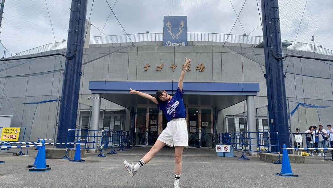 永田レイナさんのインスタグラム写真 - (永田レイナInstagram)「昨日、ナゴヤ球場で行われた 【FCスペシャルファームGirlsDAY】に 始球式＆場内アナウンスで参加させていただきました！  始球式は2年前にバンテリンドームのマウンドに立たせていただいた以来2度目。 前回と同じく、中学時代から使っているファーストミットで上がりました〜！ ユニフォームの背番号はZIP-FMの周波数〈778〉。  初のスタメン発表や球場アナウンスもとっても楽しかったし、チアドラゴンズ2023の皆さんにお会いできたのも感激でした…  スタンドにもZIP-FMの仲間たちが駆けつけてくれて(手作りうちわも)愛を感じたり、球団スタッフの皆様もいつもZIP-FMやわたしの番組を聴いてくださっているようで、何をしても全肯定してくれて(笑) 全部すごくうれしかったな〜 誕生日か？ってくらい最高な一日でした！  球場に駆けつけてくれたぶらすたリスナー、クラハリスナーの皆様もありがとうございました！  #zipfm #dragons #中日ドラゴンズ #始球式 #ナゴヤ球場」6月11日 20時40分 - reina_nagata