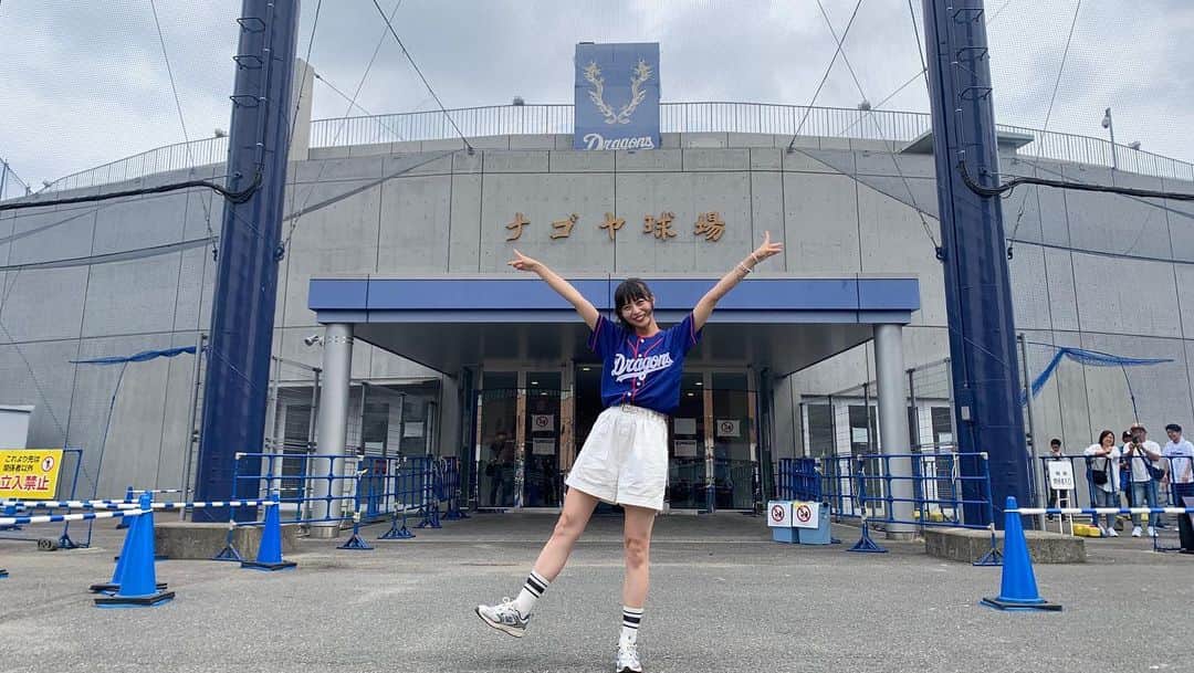 永田レイナのインスタグラム：「昨日、ナゴヤ球場で行われた 【FCスペシャルファームGirlsDAY】に 始球式＆場内アナウンスで参加させていただきました！  始球式は2年前にバンテリンドームのマウンドに立たせていただいた以来2度目。 前回と同じく、中学時代から使っているファーストミットで上がりました〜！ ユニフォームの背番号はZIP-FMの周波数〈778〉。  初のスタメン発表や球場アナウンスもとっても楽しかったし、チアドラゴンズ2023の皆さんにお会いできたのも感激でした…  スタンドにもZIP-FMの仲間たちが駆けつけてくれて(手作りうちわも)愛を感じたり、球団スタッフの皆様もいつもZIP-FMやわたしの番組を聴いてくださっているようで、何をしても全肯定してくれて(笑) 全部すごくうれしかったな〜 誕生日か？ってくらい最高な一日でした！  球場に駆けつけてくれたぶらすたリスナー、クラハリスナーの皆様もありがとうございました！  #zipfm #dragons #中日ドラゴンズ #始球式 #ナゴヤ球場」