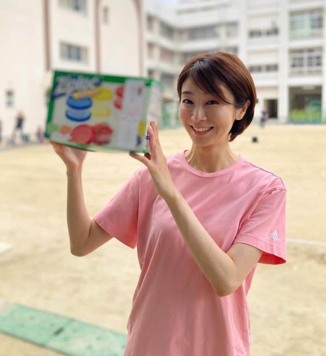 村田千弥さんのインスタグラム写真 - (村田千弥Instagram)「小学校のスポーツ懇親会に参加したら、 ソフトバレーボールで3位入賞、 しかも私、MVPいただいてしまった🏐  え？なんで？💦  プレーの貢献度じゃなくて たぶんリアクションが光っただけの人。」6月11日 20時40分 - chr.0429