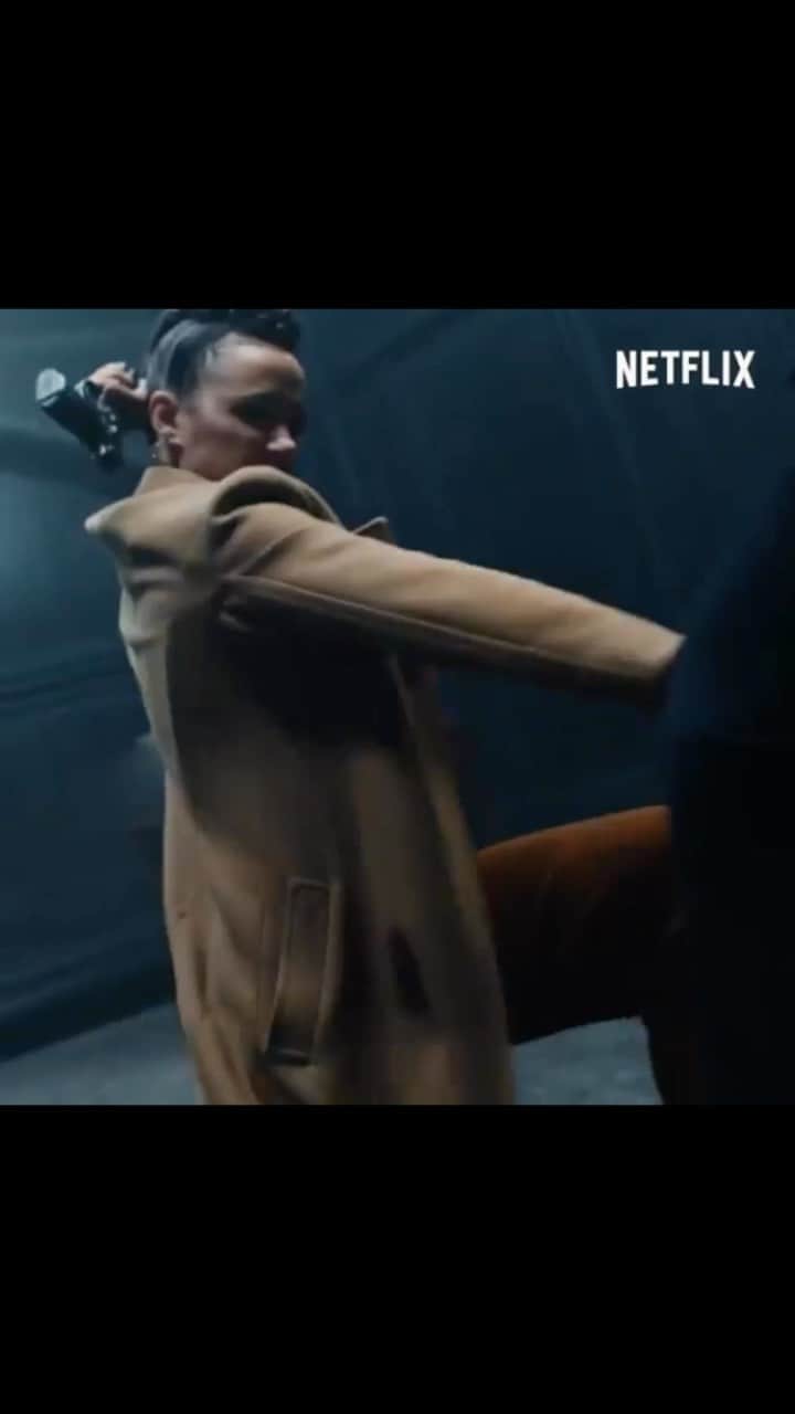 ナタリー・エマニュエルのインスタグラム：「Reminiscing this joy of an experience on ‘Army of Thieves’ with @matthiasschweighoefer for @netflix! I love fight choreography… I love the stunt team… We had the best time learning and shooting this. It’s fun kicking butt! 🤣🤣🤣 first  video from my amazing stunt double on AOT, @ninjakid87 🥰😍 It’s so funny I can’t watch this without seeing things I could have executed better 🥲」