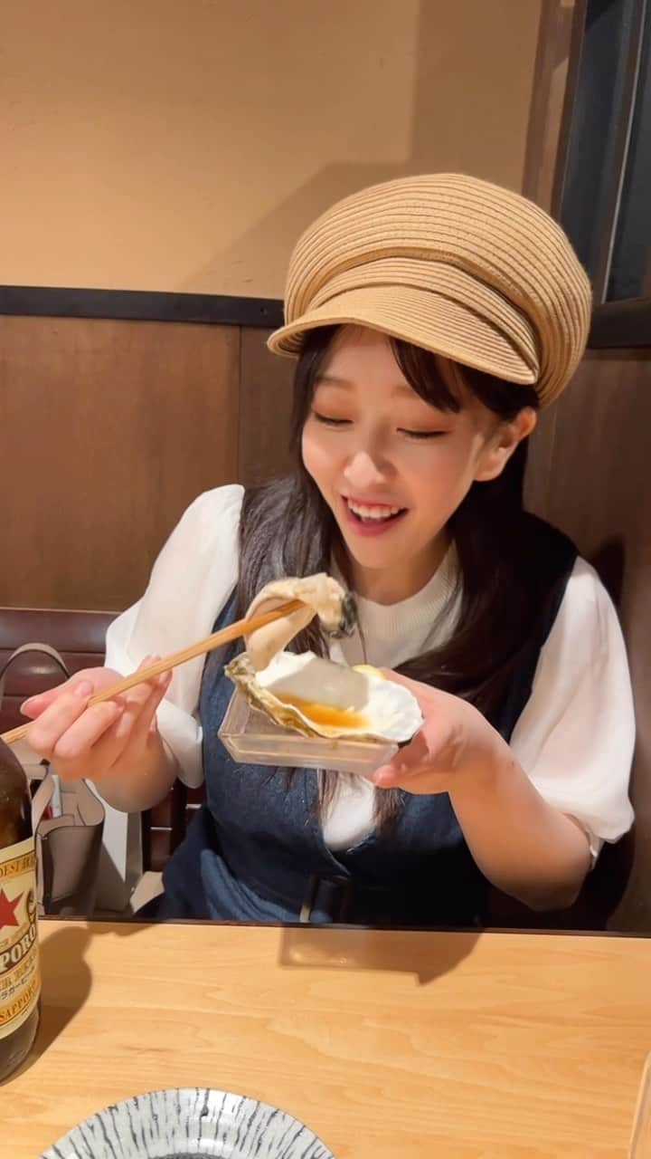 中冨杏子のインスタグラム：「牡蠣食べたくなったろ？  #牡蠣 #おっきい  #のんべえ #ノンベエ #女子会 #たべものぐらむ #天国と地獄  #牡蠣好き #あたっても食べる  #ばっちこい #食べる #食べる女 #japan #japanesefood #japangirl  #kaki #seafood」