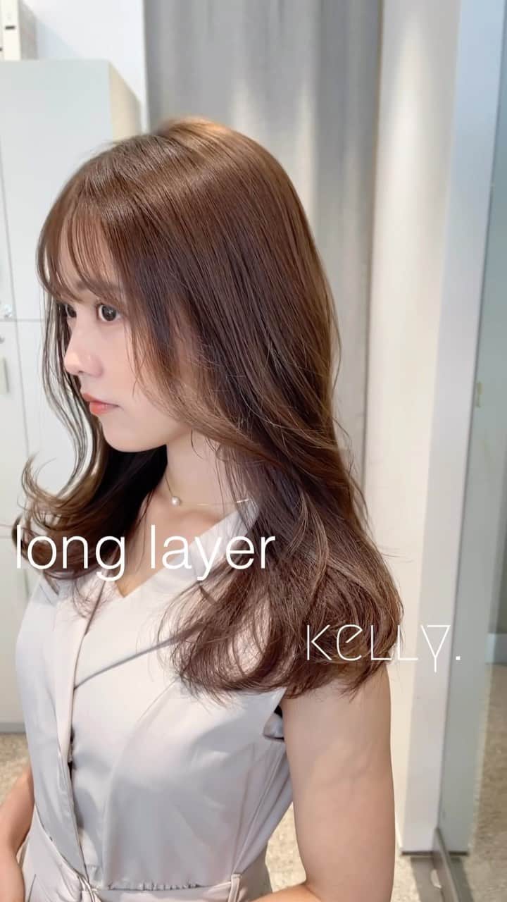 齋藤純也のインスタグラム：「ロングレイヤースタイル✂︎  ロングヘアでも特徴とたらかんのある柔らかいヘアスタイルを 美しいバランス感のデザインはカットで作る 骨格と輪郭と髪質に合わせて誰よりも似合うヘアスタイルを♪  ✴︎PRICE✴︎ カット✂︎7700円 カラー✂︎7700円  カットなしの場合シャンプーブロー料金+2200円 カラーはトリートメントin処方で圧倒的な艶感と手触りをプラスします。 ブリーチor3Dハイライト施術はプラス7700円です。 パーマ✂︎7700円 トリートメント✂︎種類多数によりカウンセリングで決めさせていただきます。5500円〜11000円 縮毛矯正✂︎17600円、前髪のみは6600円 ・ ネット予約が×の所もお電話かDMで時間調整できますので気軽にご連絡ください！ kelly.表参道本店　A1出口より徒歩45秒 東京都渋谷区神宮前5-2-5 JY表参道ビル２Ｆ kelly. ・ ・ ✔️群馬県伊勢崎市で出勤するスケジュールは隔週水曜日です。 群馬店は料金が異なります、お問い合わせください 群馬のご予約はＤＭまたは ホットペッパービューティーで  kelly. by L.O.G 検索✂︎ 在籍日程が少なくて申し訳ありません。 薬剤は最新のものを揃えました 群馬県伊勢崎市宮前町146-1」