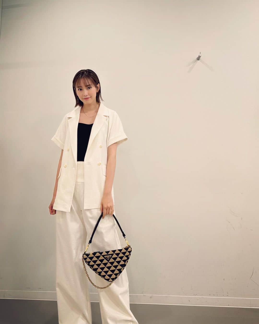 桐谷美玲のインスタグラム：「セットアップ褒められた🤍🤍🤍 楽でかわいいの最高🤍🤍🤍 set: #intimite bag: #prada」