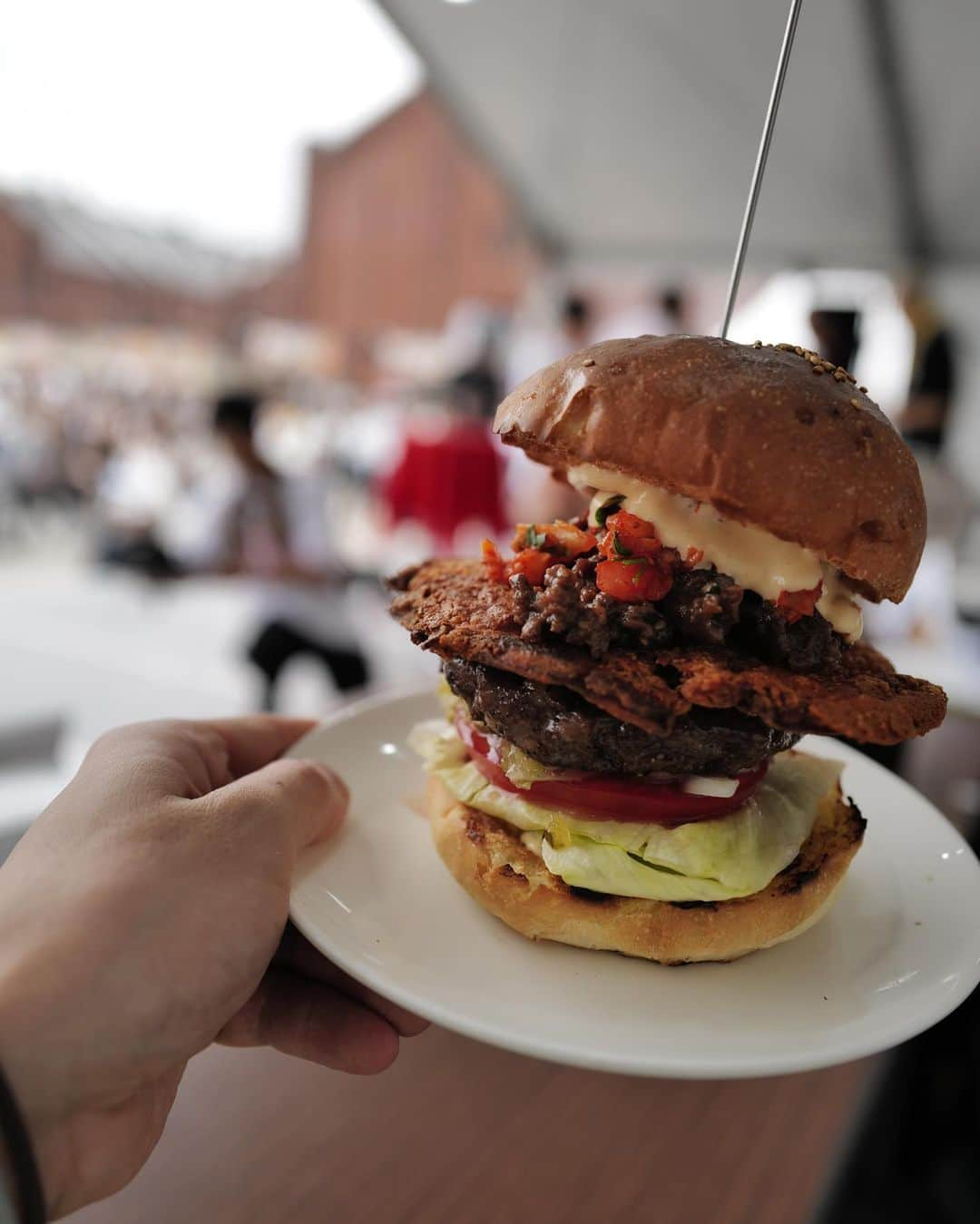 小林亮太さんのインスタグラム写真 - (小林亮太Instagram)「「Japan Burger Championship 2023」 大会三日間、お足元が悪い日もあった中、お越しくださった皆さま本当にありがとうございました。未知だった、審査員という立場で、ハンバーガーとお店の方々と向き合い、気付けたことが幾つもありました。抑えていたのに感極まりました。素晴らしい時間でした。これからも食べ続けますハンバーガー。 ⁡ @burger_big_bang.pj  @grow_burger  @shiom_skippers  @pennysdiner  @jburger_2023」6月11日 20時48分 - ryota_kobayashi_official