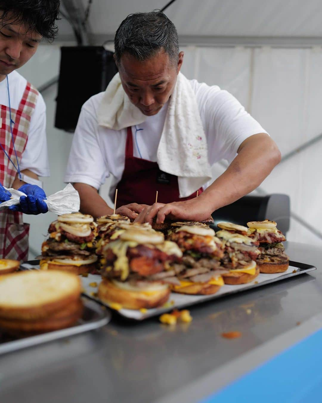 小林亮太のインスタグラム：「「Japan Burger Championship 2023」 大会三日間、お足元が悪い日もあった中、お越しくださった皆さま本当にありがとうございました。未知だった、審査員という立場で、ハンバーガーとお店の方々と向き合い、気付けたことが幾つもありました。抑えていたのに感極まりました。素晴らしい時間でした。これからも食べ続けますハンバーガー。 ⁡ @burger_big_bang.pj  @grow_burger  @shiom_skippers  @pennysdiner  @jburger_2023」