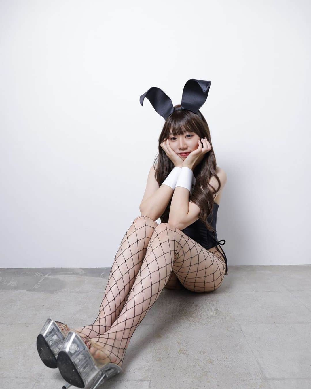 ARK&LUNAのインスタグラム：「こんばんは🌙  🐰ひめちゃん🐰  長身スレンダーの8頭身ひめちゃんです💕  ストーリーなど更新頑張ってるので是非followお願いします💕  JR岐阜駅より徒歩3分🚶 名鉄岐阜駅より徒歩1分🚶‍♀️ 駅近のバニーガールズバーです🐰 毎日可愛いバニーちゃん達が 多数出勤してますよ(*´∀｀*)  🐰ARK&LUNA岐阜駅前店 🏠岐阜県岐阜市羽根町27 ☎️058-266-8088  #バニーガール #岐阜駅 #ガールズバー #うさぎ #アルマンド #玉宮 #セクシーコスプレ #水着 #bar #followme💋」