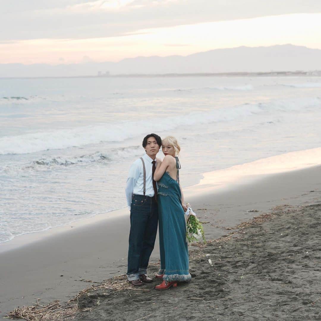 Asuka Fujimoriさんのインスタグラム写真 - (Asuka FujimoriInstagram)「《 ご報告 》  私事ですが、兼ねてよりお付き合いしていた拓海くんと入籍致しました💍✴︎  そして、お腹には第一子を授かっており8月には3人家族になります。順調に大きくなってきて沢山動いてくれるベビーに2人で毎日たまらない愛しさと幸せを感じながら過ごしています✨🪽  ダンスのお仕事に関しましては、7月頃から産休に入らせて頂く予定です。7月からは各スタジオ、私の信頼してるダンサーの皆んなに長期代行を依頼してます \ ♡ /  産休に入らせて頂くまでの残りの皆さんと一緒に踊れる時間をより一層大切に楽しみたいと思います💝｡.:*  直接お伝え出来ていなかった方々も沢山居るのでこの場を借りて報告致します。  これからも夫婦共々宜しくお願い致します💐✴︎」6月11日 21時00分 - asuka_betty