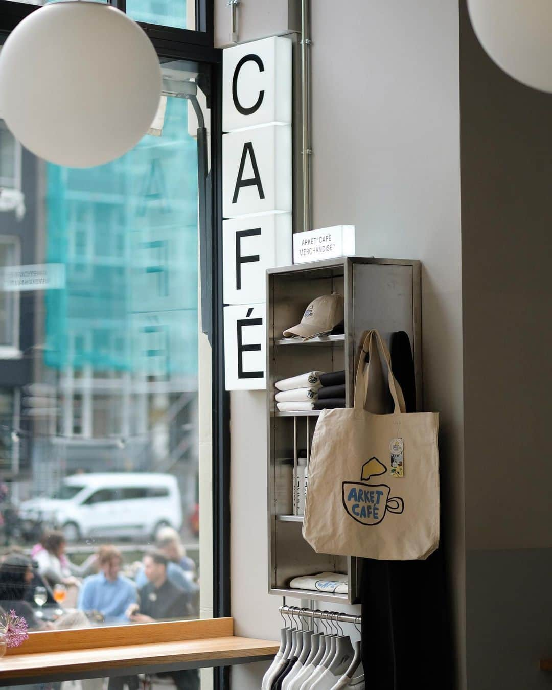 ARKETさんのインスタグラム写真 - (ARKETInstagram)「@netherbetter capturing beautiful corners of our Amsterdam café, adorned with playfully embroidered pieces, mini cinnamon buns, a smooth selection of seasonal beverages and of course reading material to bring home. Visit your nearest store and cafe: link in bio. - #ARKET」6月11日 21時01分 - arketofficial