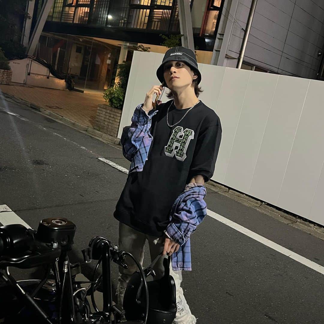 のインスタグラム：「🕸 最近、バケハにまたハマったのでHUFの可愛すぎる新作愛用してる🛹  夜のツーリングが最高の時期です」