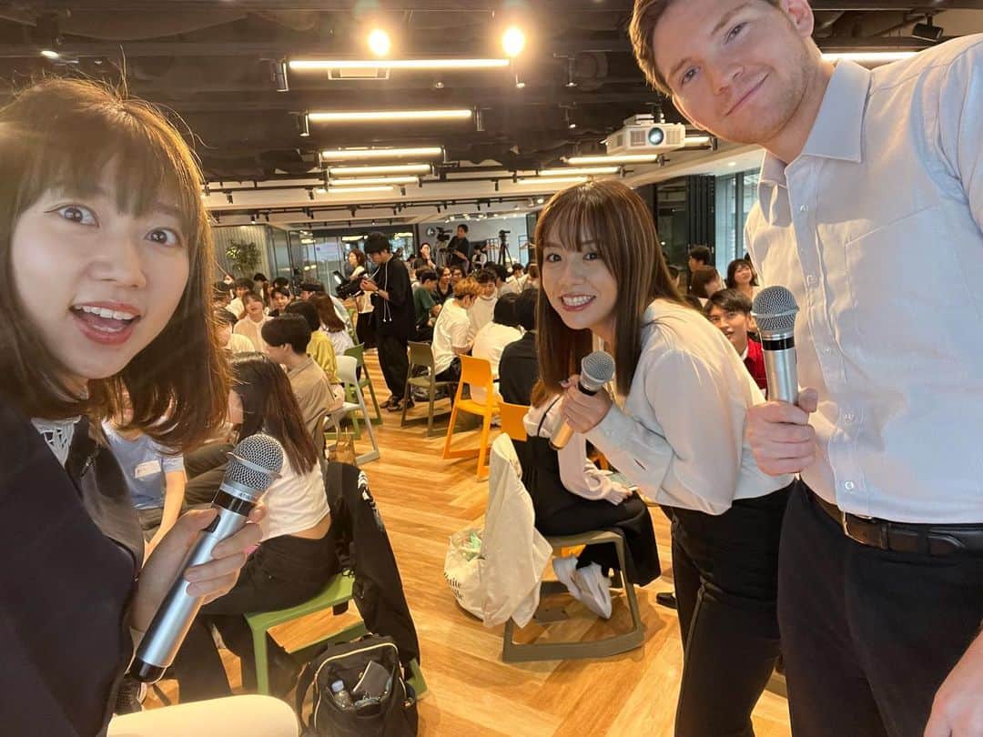 華音のインスタグラム：「昨日は100人の皆さんとのイベントがありました。  英語の勉強って楽しいことばかりじゃないし、成長実感感じづらかったり、モチベ維持が大変で....なこともあるかもだけど、それでも頑張り続ける皆の目は、キラキラしてたな〜😌✨ そんな私もめちゃくちゃパワーもらったや！  挑戦する心も大事だけど挑戦する環境を作ることも大事。今回のイベントがそんな挑戦の場になって新しい友達作るとか刺激を受けられる時間になったら嬉しいな〜〜〜〜🫶  うん。いい日やった！花丸満点や💯!!!!!!!!!  今回抽選漏れして来れなかった方達、また応募お待ちしとるます😌🤞   #toefl  #イベント  #英語  #留学サポート  #英語イベント」