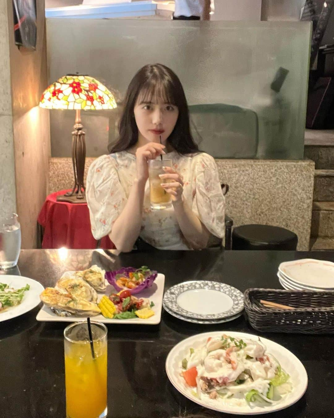 酒元麻衣（まいへー）さんのインスタグラム写真 - (酒元麻衣（まいへー）Instagram)「家族でイタリアン🍽  息子は人見知り、場所見知りでずっとパパの胸に顔を埋めて半泣きだった😂大好きなポテト作戦でなんとか少しずつ元気になってたけど終始真顔😶笑 love knowさんが息子や好きそうな曲を演奏してくれて、耳では楽しんでたはず😂♡  シーフード系のお料理を沢山食べて本当に美味しかった🦐🦪  6/18もライブがあるみたいなのでぜひ🎻🥁🎹  #イタリアン#名東区#名東区グルメ#名古屋グルメ#名古屋ディナー」6月11日 20時54分 - maihee