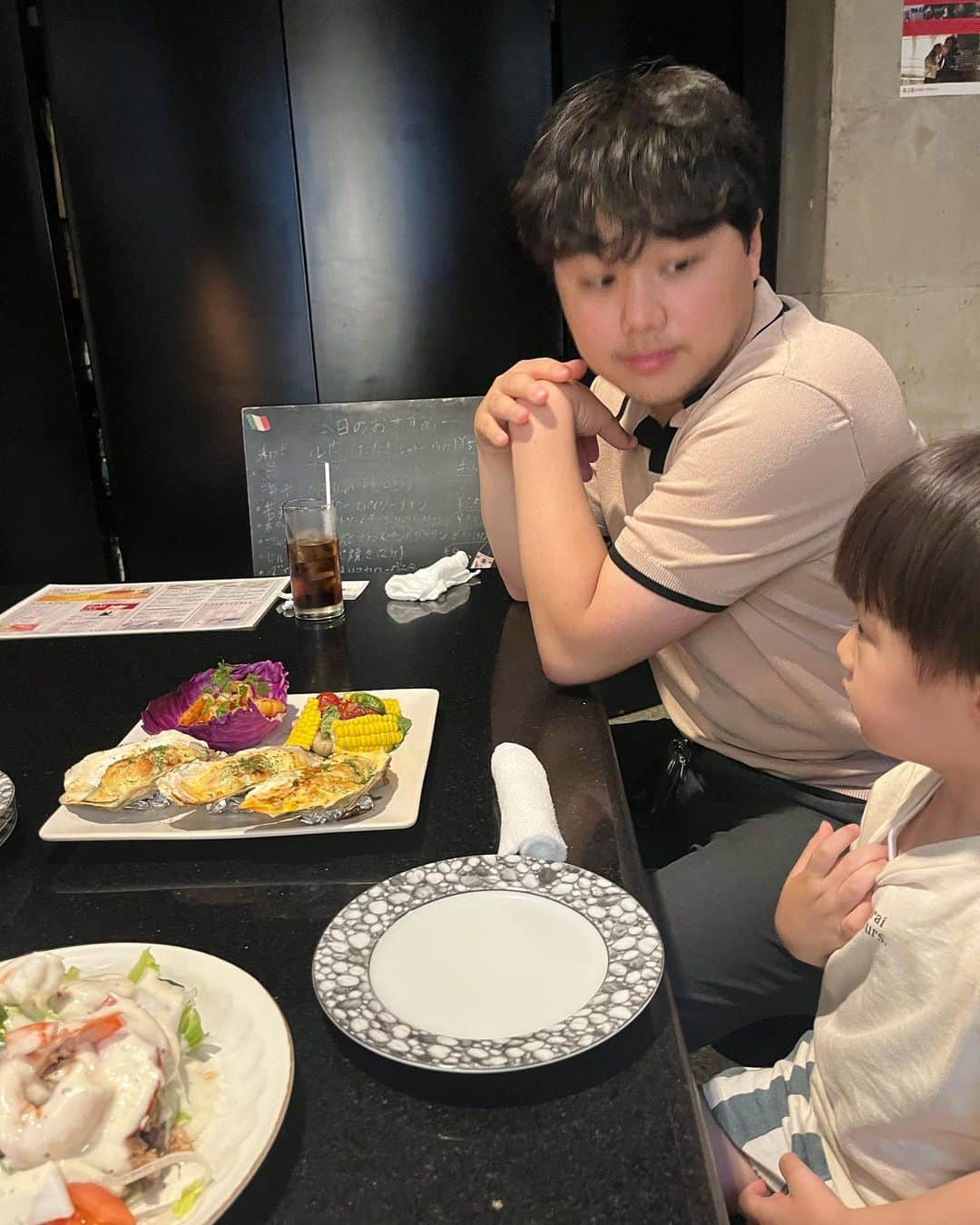 酒元麻衣（まいへー）さんのインスタグラム写真 - (酒元麻衣（まいへー）Instagram)「家族でイタリアン🍽  息子は人見知り、場所見知りでずっとパパの胸に顔を埋めて半泣きだった😂大好きなポテト作戦でなんとか少しずつ元気になってたけど終始真顔😶笑 love knowさんが息子や好きそうな曲を演奏してくれて、耳では楽しんでたはず😂♡  シーフード系のお料理を沢山食べて本当に美味しかった🦐🦪  6/18もライブがあるみたいなのでぜひ🎻🥁🎹  #イタリアン#名東区#名東区グルメ#名古屋グルメ#名古屋ディナー」6月11日 20時54分 - maihee