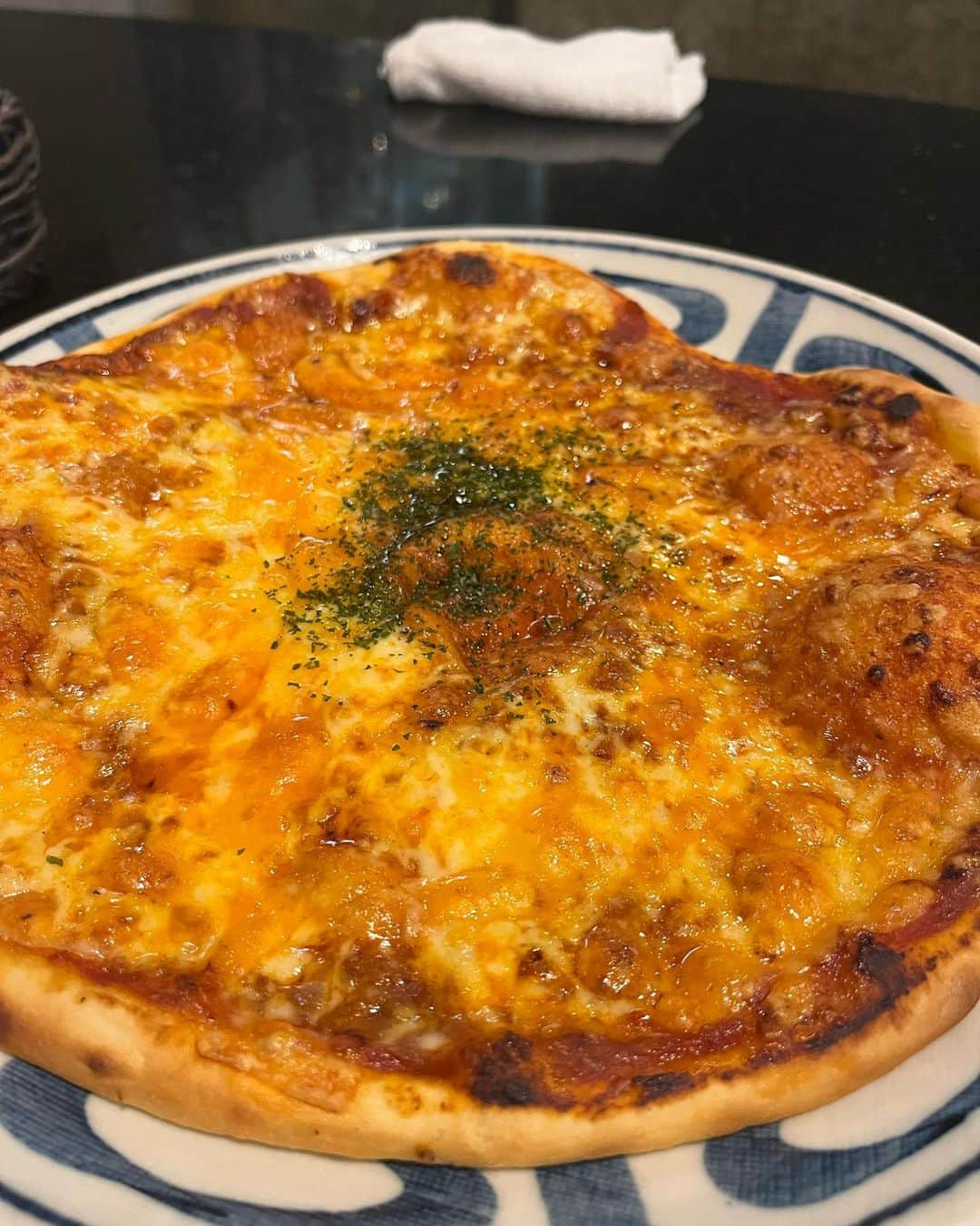 酒元麻衣（まいへー）さんのインスタグラム写真 - (酒元麻衣（まいへー）Instagram)「家族でイタリアン🍽  息子は人見知り、場所見知りでずっとパパの胸に顔を埋めて半泣きだった😂大好きなポテト作戦でなんとか少しずつ元気になってたけど終始真顔😶笑 love knowさんが息子や好きそうな曲を演奏してくれて、耳では楽しんでたはず😂♡  シーフード系のお料理を沢山食べて本当に美味しかった🦐🦪  6/18もライブがあるみたいなのでぜひ🎻🥁🎹  #イタリアン#名東区#名東区グルメ#名古屋グルメ#名古屋ディナー」6月11日 20時54分 - maihee