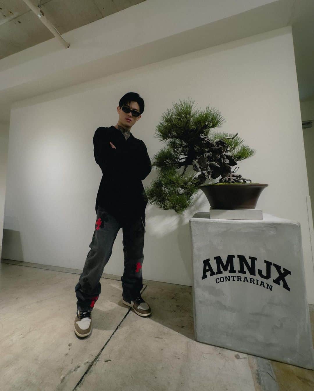 のインスタグラム：「AMNJXのポップアップ2日間 大阪まできてくれたファンの皆さん 本当にありがとうございました  3000人近い人たちが集まってくれて 正直びっくりしました 整理券をお渡しできなかったファンの子は本当に申し訳ない  試合が終わって少し時間が経って 人生上手くいかない事ばっかりだなと ここ最近実はずっと悩んでいた自分がいて なんでこんな憂鬱になっているんだろうと理由もわからずに無気力になってしまい 精神的にとても良い状態とは言えないような日々が続いていました 物凄くやる気しか出ない時期もあれば 物凄く落ち込んでしまう時期もあったりと 生きてると様々な毒が自分を襲ってくるけれど 昨日も今日も朝から何時間も並んでわざわざ会いにきてくれるファンの人たちが みんな本当に応援してくれていて 愛を物凄く感じて本当に嬉しい気持ちになりました みんなRIZINでチャンピオンになれるのを信じてるし UFCでチャンピオンになることも信じてくれてて 特に理由もわからずにずっと落ち込んでる自分が恥ずかしくて笑えてしまいました（笑） 本当に大阪の人もそうだし遠いところからわざわざ来てくれる人もそうだし 今回のイベントをやって ファンのみんなに喜んでもらうってよりも自分自身が物凄く勇気付けられた二日間でした 本当にありがとう そして長丁場 僕なんかよりもずっと稼働してくれていたスタッフの皆さんもありがとうございました！ 皆さんのおかげでこんな素敵なイベントになりました。 会場を彩ってくれた　@bonsaibase_keishoen  ご協力ありがとうございました😊 今外国人の方達がが盆栽の魅力にハマり海外で沢山の盆栽が売れていますが この方は日本の若い人たちにも盆栽の魅力を伝えたく、今回協力してもらいました！最高でした！ そしてファンの皆 本当にありがとう😊 どんな事があってもこれからも 俺は前に進んで行きます」