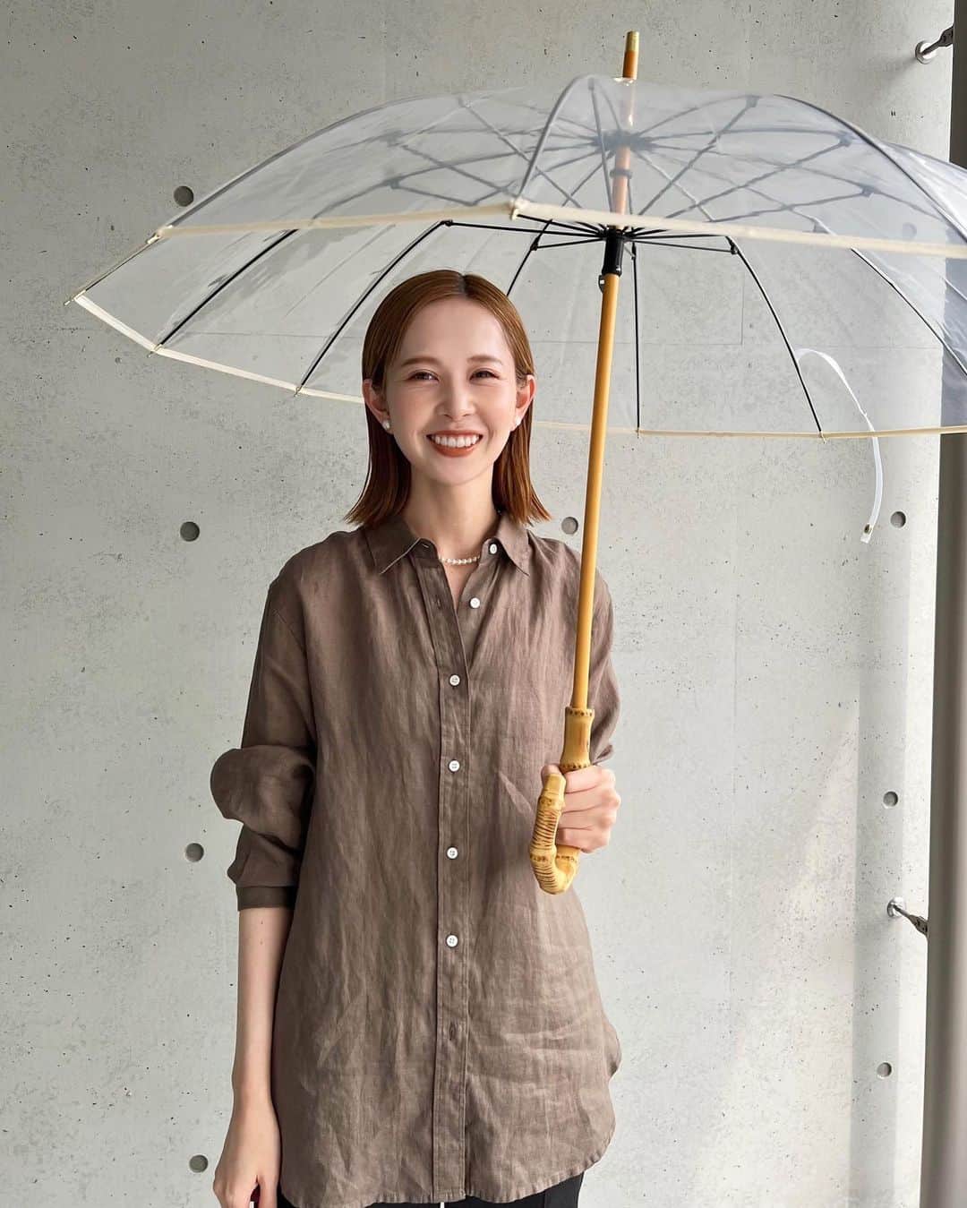 はれこのインスタグラム：「リネンシャツ、色違い買いしました🏆🤍 サイズはこちらも36です🧵🪡  傘もSLOBE IENAで買い、 パンツも去年のSLOBE IENA🤣  週末はインスタライブにもお付き合い頂きありがとうございました！ アーカイブは一旦下げました！ またいつか配信します🐥  -  @slobeiena  shirt no.23050912304210 (※カーキは写真だと実物の色と違って見えてしまうので、商品ページをご確認ください！)  umbrella no.23090913000210  -  #slobeiena  #スローブイエナ  #リネンシャツ #シャツコーデ  #梅雨コーデ #私服コーデ  #はれこ私服まとめ」