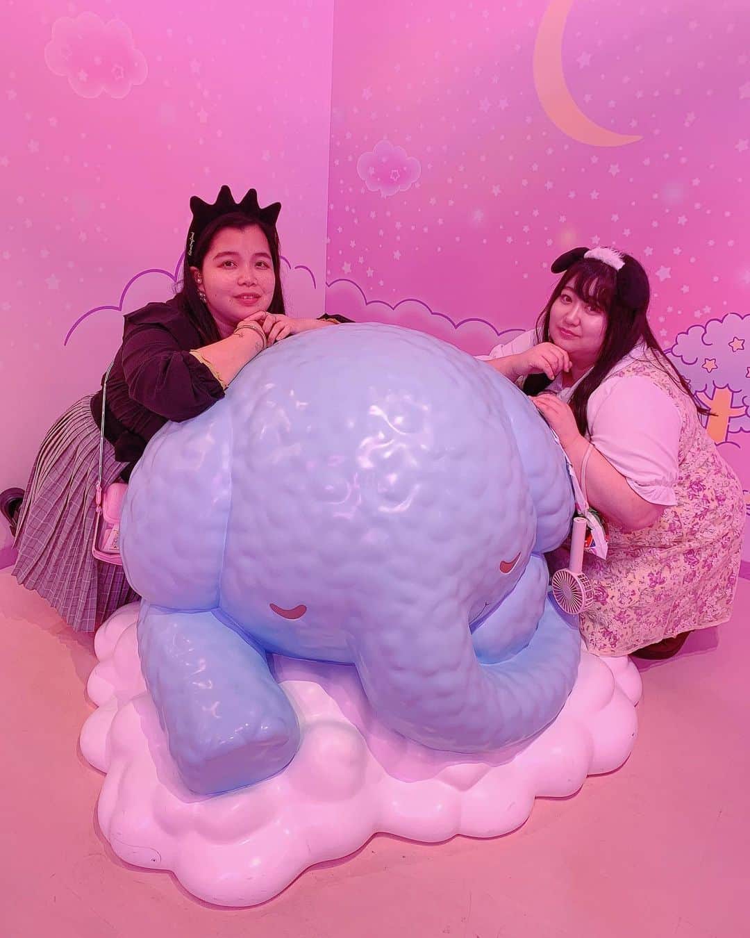 えみっくすのインスタグラム：「この間くるみんとの写真載せたから、ピューロの写真はりっきーちゃんとの写真中心にჱ̒⸝⸝•̀֊•́⸝⸝)‪♡久しぶりに会えたけど楽しかった💖また今度ゆっくり話そ❕❕  #ぽっちゃりコーデ  #ぽっちゃり女子  #ぽっちゃり  #ぽっちゃりファッション  #ぽっちゃりさんと繋がりたい  #ぽっちゃり大人女子  #ぽっちゃりモデル  #ぽっちゃり女子と繋がりたい  #プラスサイズ  #プラスサイズコーデ  #プラスサイズファッション  #プラスサイズモデル  #plussize  #plussizefashion  #plussizemodel  #curvy  #curvyfashion  #ピューロランド  #サンリオピューロランド  #ピューロ  #puroland  #sanrio  #sanriopuroland  #ミスiD2022  #サンリオ  #통통녀코디  #통통하다  #통통  #friends  #friendship」