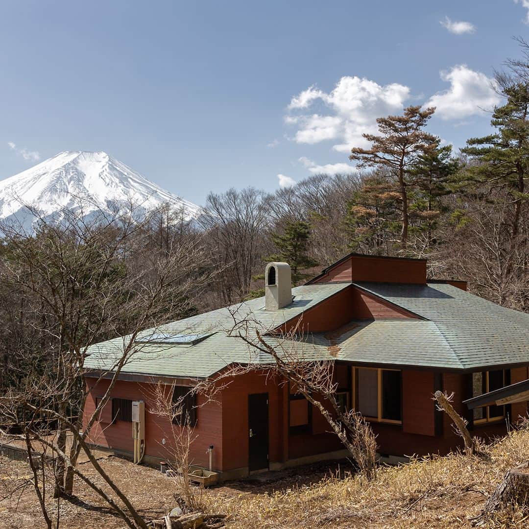 CRAFTさんのインスタグラム写真 - (CRAFTInstagram)「・ 「別荘をリノベーション」  3世代にわたって受け継がれている 山中湖の別荘。  築42年で老朽化がすすんでいたため 外壁を一新し、屋根や雨樋などを補修。 これまでと変わらない趣で 富士山の景色に溶け込むように リノベーションしました。  リビングにある吊り下げ式暖炉は、そのまま活用。 床のタイルをキッチンまで連続させて のびやかなイメージを与えています。  バスルームは眺めのよい南側に移動し ホテルライクなレイアウトで 開放感あふれる景色をたのしめるように。  家族のたくさんの想いが詰まった別荘。 建て替えるのではなく、リノベーションすることで 思い出とともに、後世に受け継ぐことができます。  お問い合わせは、プロフィールにある公式HPから @craft_1982   #株クラ #デザイン実例 #株式会社クラフト #リフォーム山梨 #リフォーム東京 #リノベーション東京 #全面リフォーム #高級リフォーム #リフォーム #リノベーション #リフォーム会社 #デザインリフォーム #デザインリノベーション #住宅デザイン #マイホーム #戸建てリフォーム #戸建てリノべーション #戸建てリノベ #木造 #邸宅 #別荘 #別荘リフォーム #別荘リノベーション #富士山が見える家 #木の家 #Villa #板張り天井 #勾配天井 #勾配天井のリビング」6月11日 21時00分 - craft_1982