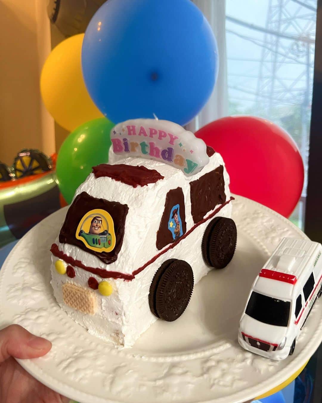倉岡生夏さんのインスタグラム写真 - (倉岡生夏Instagram)「🚑🎂♡ ・ 今日は我が家でBBQ🍖 ケーキは救急車ケーキ🍰笑 オーダーしなくても簡単に作れます😊 (時間なくて簡単に作りました)  ・ ・ 明日からも学校dayなのではやくねます😊 ・ ・ ・ ・ #お誕生日ケーキ #手作りケーキ #乗り物ケーキ #乗り物好き #乗り物大好き #働く車 #デコレーションケーキ #デコケーキ #お誕生日おめでとう #お誕生日会 #幼児食 #幼児食メニュー #モンテッソーリ教育 #キャラフード #キャラスイーツ #可愛いものが好き #子どもごはん #パーティー料理 #ケーキ作り #ケーキ作り好きな人と繋がりたい #japanesefood」6月11日 21時10分 - kinatty.land