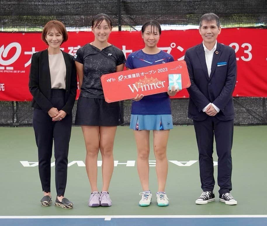 のインスタグラム：「大東建託オープン2023 in 柏 シングルス決勝は伊藤あおい選手が吉岡希沙選手を6-46-2で破り優勝しました。 決勝戦に相応しい素晴らしい試合でした。 伊藤選手、優勝おめでとうございます！  伊藤あおい選手は多彩でとてもスマートな選手、一方の吉岡選手は左利きでパワーヒッター。タイプの全く違う両者の試合はなかなか見応えがありました。 吉岡選手は予選からの出場で今日が7試合目でした。 最後は少し疲れが見えましたが、最後までファイトしてくれました。  今日はお天気が悪かったにも関わらず多くのテニスファンの方々が会場に集まって下さり、声援を両選手に送って下さって選手も励まされたと思います！ ありがとうございました！  伊藤選手はこれでランキングも400位台になります。 良い意味でこのレベルの大会を卒業して、世界にどんどんチャレンジしてもらいたいと思います！  両選手共にこれからの活躍を期待しています！  そして、今日はTTCのジュニア選手達がボールキッズを務めてくれました。 この日の為に沢山練習してくれました それはそれは、とっても立派でした！ 本当にありがとうございました！  私個人としましては、初めてトーナメントディレクターを経験させていただき大会の裏側を知る事が出来ました。 改めて大会は多くの方の力をお借りして開催されている事がわかりました。 最後まで走りきる事が出来たのは皆様のお陰です！ 感謝しかありません！  最後に「大東建託」様、その他のスポンサーの皆様、選手達に戦うチャンスを下さり本当にありがとうございました！  審判の皆様、大会の会場であるTTC様、jwt50のスタッフの皆様、本当にありがとうございました！  大東建託シリーズはこれで終了となりますが、7月後半からは札幌大会が始まります。  こちらの方も宜しくお願い致します！  #大東建託オープン #tennis #テニス #tennisplayer  #tournamentdirector  #世界を目指そう #japanwomenstennistop50club  #jwt50 #感謝」