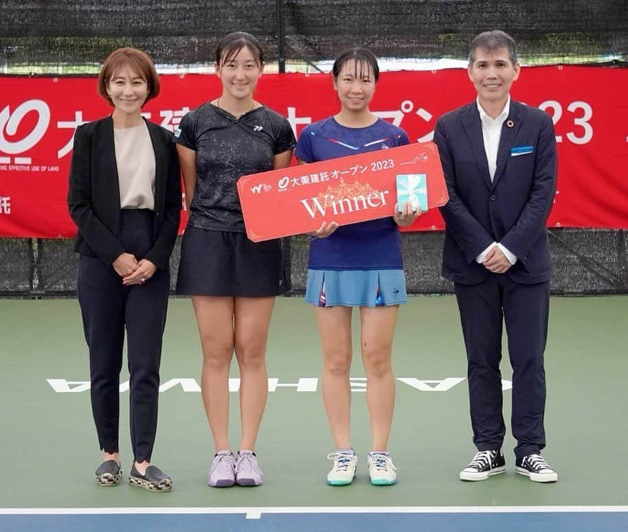 森上亜希子のインスタグラム：「大東建託オープン2023 in 柏 シングルス決勝は伊藤あおい選手が吉岡希沙選手を6-46-2で破り優勝しました。 決勝戦に相応しい素晴らしい試合でした。 伊藤選手、優勝おめでとうございます！  伊藤あおい選手は多彩でとてもスマートな選手、一方の吉岡選手は左利きでパワーヒッター。タイプの全く違う両者の試合はなかなか見応えがありました。 吉岡選手は予選からの出場で今日が7試合目でした。 最後は少し疲れが見えましたが、最後までファイトしてくれました。  今日はお天気が悪かったにも関わらず多くのテニスファンの方々が会場に集まって下さり、声援を両選手に送って下さって選手も励まされたと思います！ ありがとうございました！  伊藤選手はこれでランキングも400位台になります。 良い意味でこのレベルの大会を卒業して、世界にどんどんチャレンジしてもらいたいと思います！  両選手共にこれからの活躍を期待しています！  そして、今日はTTCのジュニア選手達がボールキッズを務めてくれました。 この日の為に沢山練習してくれました それはそれは、とっても立派でした！ 本当にありがとうございました！  私個人としましては、初めてトーナメントディレクターを経験させていただき大会の裏側を知る事が出来ました。 改めて大会は多くの方の力をお借りして開催されている事がわかりました。 最後まで走りきる事が出来たのは皆様のお陰です！ 感謝しかありません！  最後に「大東建託」様、その他のスポンサーの皆様、選手達に戦うチャンスを下さり本当にありがとうございました！  審判の皆様、大会の会場であるTTC様、jwt50のスタッフの皆様、本当にありがとうございました！  大東建託シリーズはこれで終了となりますが、7月後半からは札幌大会が始まります。  こちらの方も宜しくお願い致します！  #大東建託オープン #tennis #テニス #tennisplayer  #tournamentdirector  #世界を目指そう #japanwomenstennistop50club  #jwt50 #感謝」