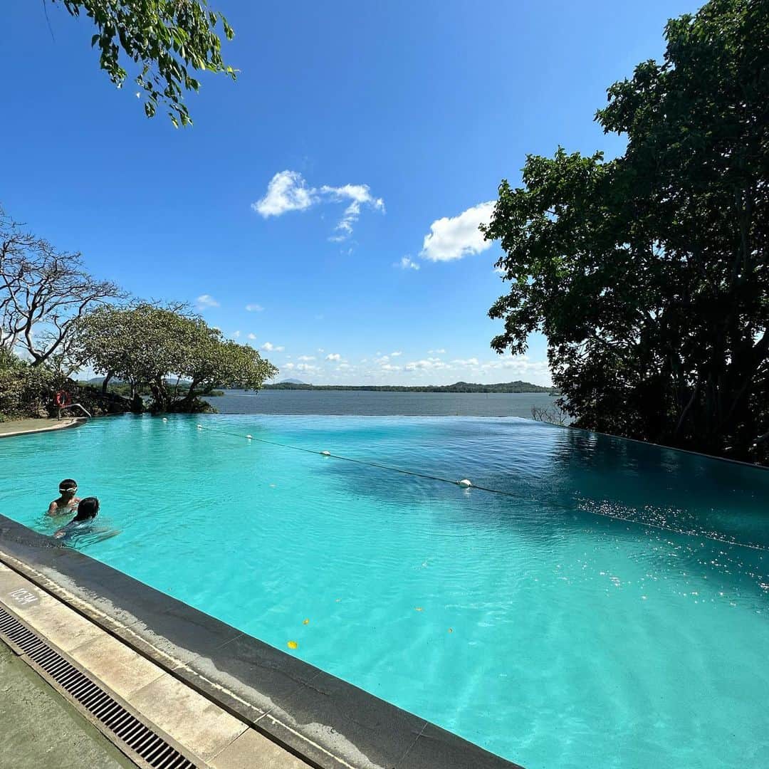 のインスタグラム：「Sri Lankaのホテルは華美な要素は少ないけれど、どこも不思議なパワーを秘めていて、今まで泊まって来たホテルでは感じられなかった心持ちに。 旅程が詰まっていたので充分な睡眠時間を確保出来なかったのに、寝つきも目覚めも良かったなぁ。。  1週間、建築家ジェフリー・バワのトロピカルモダニズムを十二分に堪能出来ました。  Heritance Ahungalla Hotel Heritance Kandalama Hotel Earls Regency Hotel」