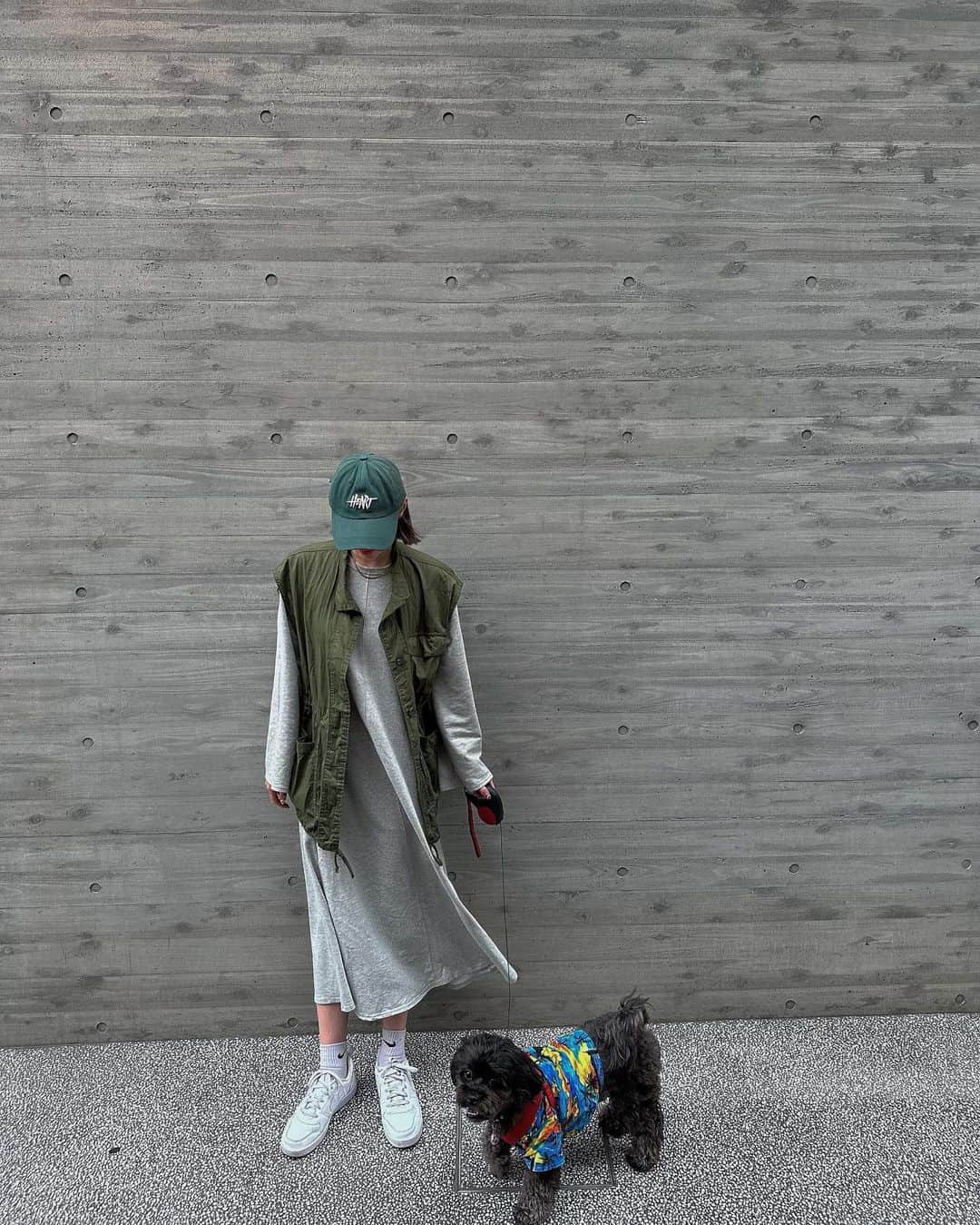 のインスタグラム：「.  ᵀᵒᵈᵃʸˢ ᴷⁱᶜᵒᵈᵉ  梅雨入りしちゃったけど ハワイで買ったアロハがお気に入りで 常夏気分な🐶🤙🏻🌺笑 @_iampuku_   早く夏来てほしいな〜 BBQとかしたい🍖  .」