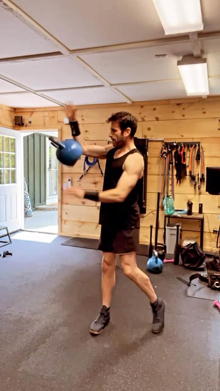 コリン・ドネルのインスタグラム：「Thanks to @soulfitsa and @thecrazytrainer for this #SundayFlow. Maybe one day attempting to toss around the kind of weight they are using.」