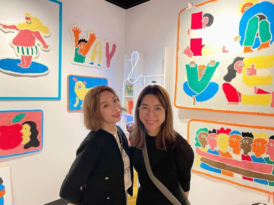 野宮真貴のインスタグラム：「. AYAKA FUKANO pop up『7 DAYS A WEEK』へ。  AYAKAちゃん @ayahundred の描くアート作品のテーマは、世界中に溢れても困らないであろう“愛“❤️  今回のpop upは、彼女のポップでカラフルなイラストがそのまま、フカフカのラグになって迎えてくれた😊 “愛“がまたひとつ形になったのね💕 おめでとう！  #ayakafukano #7daysaweek #trunkhotel #野宮真貴 #missmakinomiya」