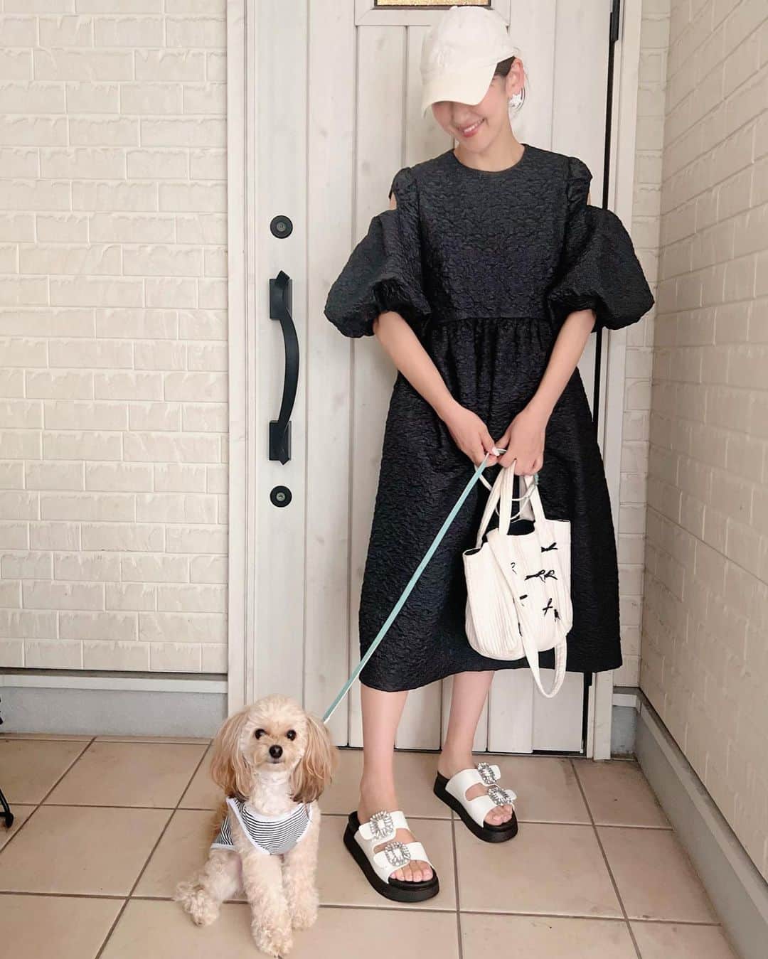 t.krmeさんのインスタグラム写真 - (t.krmeInstagram)「このところキャップ帽被っている率の高いことに投稿写真を見て気付く🤭  この日は私が帰った途端にお散歩を待ちわびてたCOCO🐶と  #チワプー#チワプーcoco #dog#犬#犬のいる暮らし #fashion #cordinate #casual #casualstyle #mom#outfit#gypsohila #bag #sandals #大人カジュアル #大人コーデ」6月11日 21時08分 - t.krme