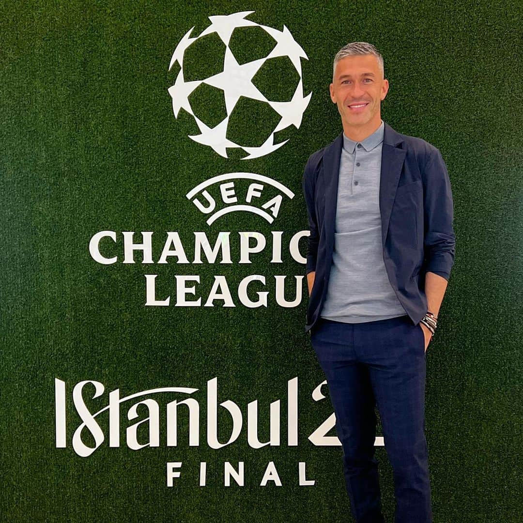 ルイス・ハビエル・ガルシア・サンスのインスタグラム：「Back in Istanbul after 18yrs. It’s been a beautiful journey with flashbacks of all the amazing memories I have from that time. Catch up with some former teammates and rivals was fantastic, legends of the game. Thanks Matt and Yannick for looking after us. See you next time, London !! #championsLeagueFinal #Istanbul #Memories」