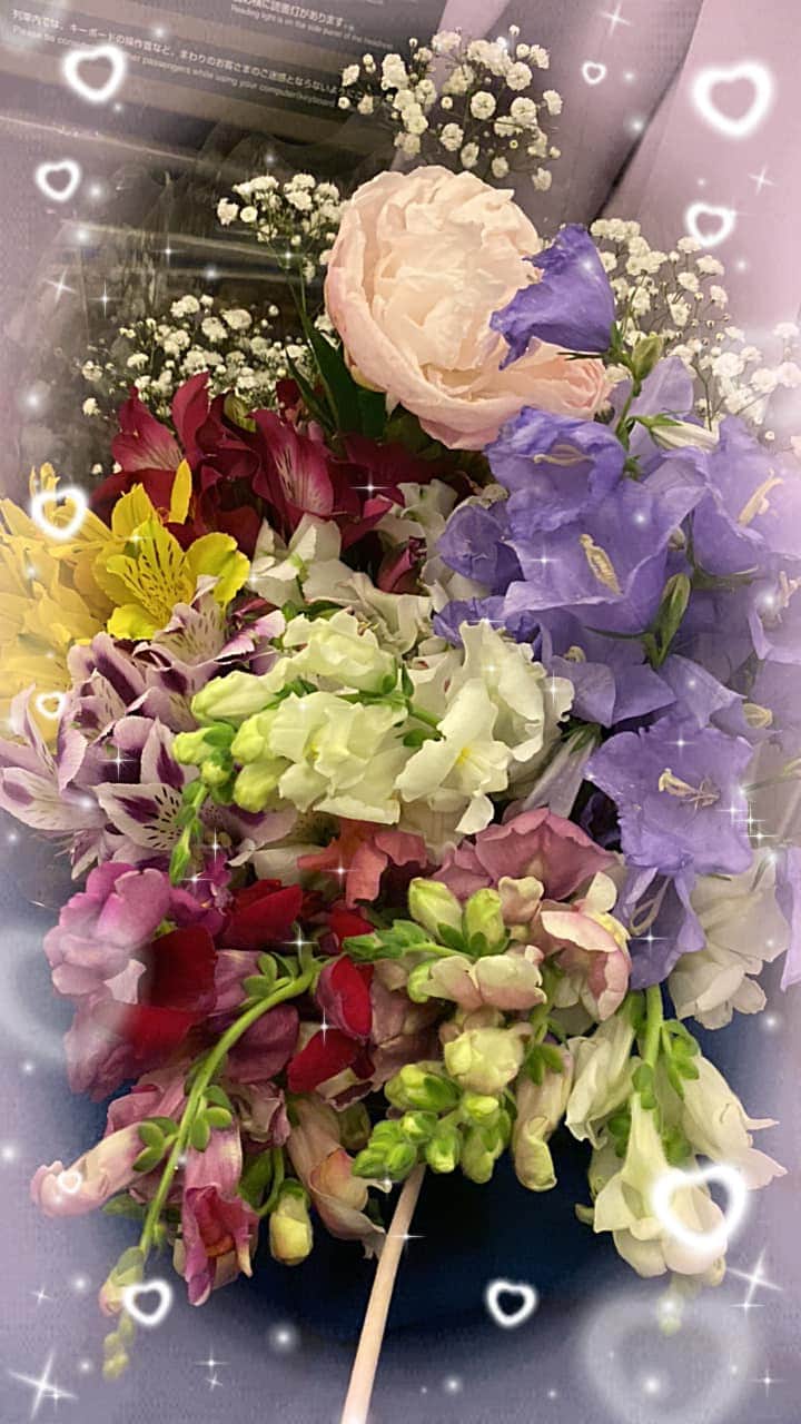 森まさこさんのインスタグラム写真 - (森まさこInstagram)「飯館村でいただいたお花💐。 今、新幹線に一緒に乗りました。 大切に抱いて帰って明日官邸に持って行き飾ります。」6月11日 21時11分 - mori_masako_