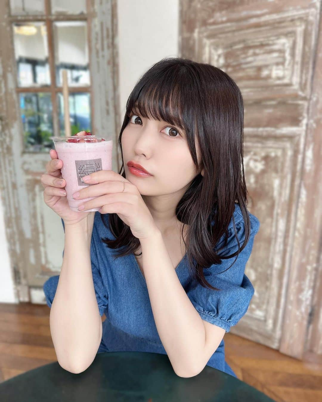 松下玲緒菜さんのインスタグラム写真 - (松下玲緒菜Instagram)「. いちごスムージー🍓 酸っぱくない甘いいちごで美味しかった🍓 . . .  @fiber_fiber #繊維屋fiberfiber #渋谷スムージー #渋谷カフェ #渋谷スイーツ #コールドプレスジュース #無添加 #完熟いちご #渋谷グルメ」6月11日 21時12分 - matsushita_reona