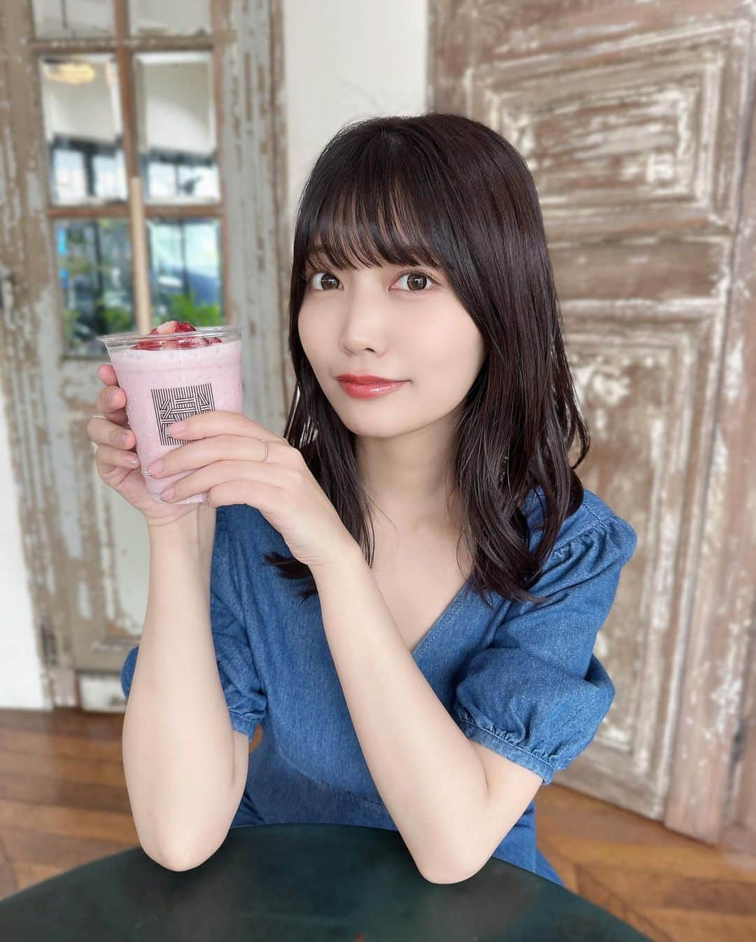 松下玲緒菜さんのインスタグラム写真 - (松下玲緒菜Instagram)「. いちごスムージー🍓 酸っぱくない甘いいちごで美味しかった🍓 . . .  @fiber_fiber #繊維屋fiberfiber #渋谷スムージー #渋谷カフェ #渋谷スイーツ #コールドプレスジュース #無添加 #完熟いちご #渋谷グルメ」6月11日 21時12分 - matsushita_reona