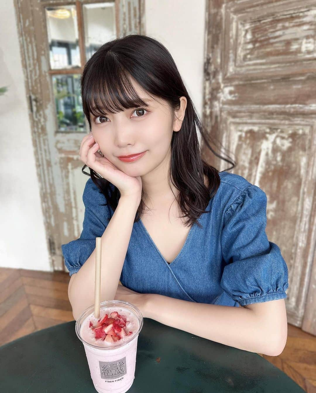 松下玲緒菜さんのインスタグラム写真 - (松下玲緒菜Instagram)「. いちごスムージー🍓 酸っぱくない甘いいちごで美味しかった🍓 . . .  @fiber_fiber #繊維屋fiberfiber #渋谷スムージー #渋谷カフェ #渋谷スイーツ #コールドプレスジュース #無添加 #完熟いちご #渋谷グルメ」6月11日 21時12分 - matsushita_reona